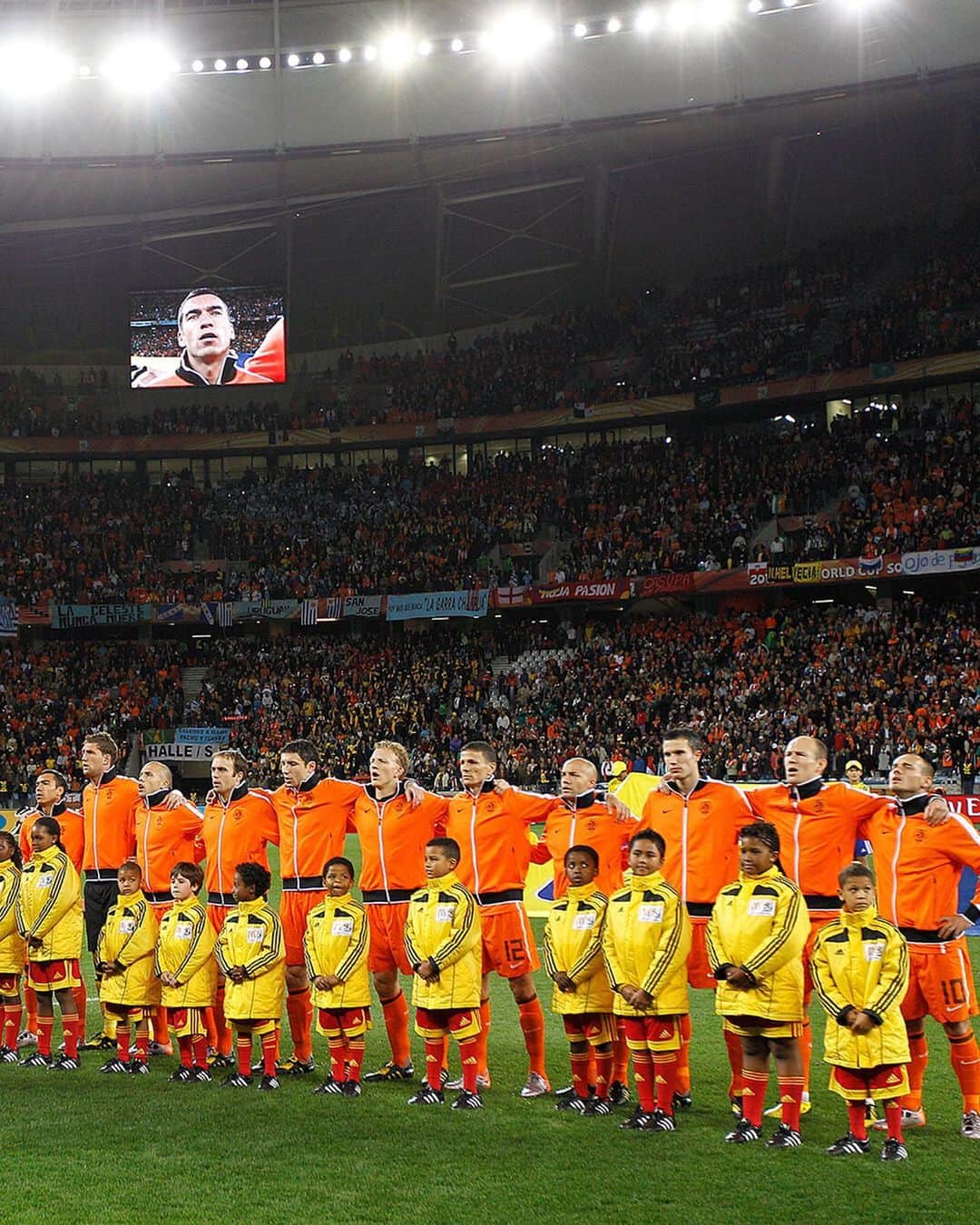 サッカー オランダ代表チームさんのインスタグラム写真 - (サッカー オランダ代表チームInstagram)「Vandaag 9️⃣ jaar geleden; de 2-3 winst op Uruguay in de halve finale van het WK 🔥 #OpDezeDag」7月6日 16時21分 - onsoranje