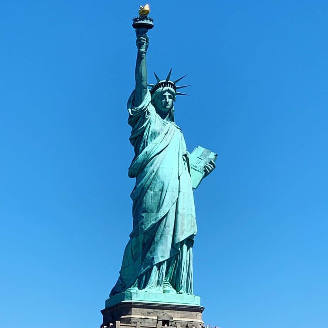 神田うのさんのインスタグラム写真 - (神田うのInstagram)「Got on a tour boat and showed my daughter the Statue of Liberty.☺️ #statueofliberty#自由の女神#自由の女神像 #nyc#newyork#newyorkcity#manhattan#マンハッタン#ニューヨーク#ニューヨーク旅行#家族#母娘#親子リンクコーデ#親子コーデ#お揃いコーデ#matchingfashion#matchingcordinate#神田うの#unokanda」7月6日 16時22分 - unokandaofficial