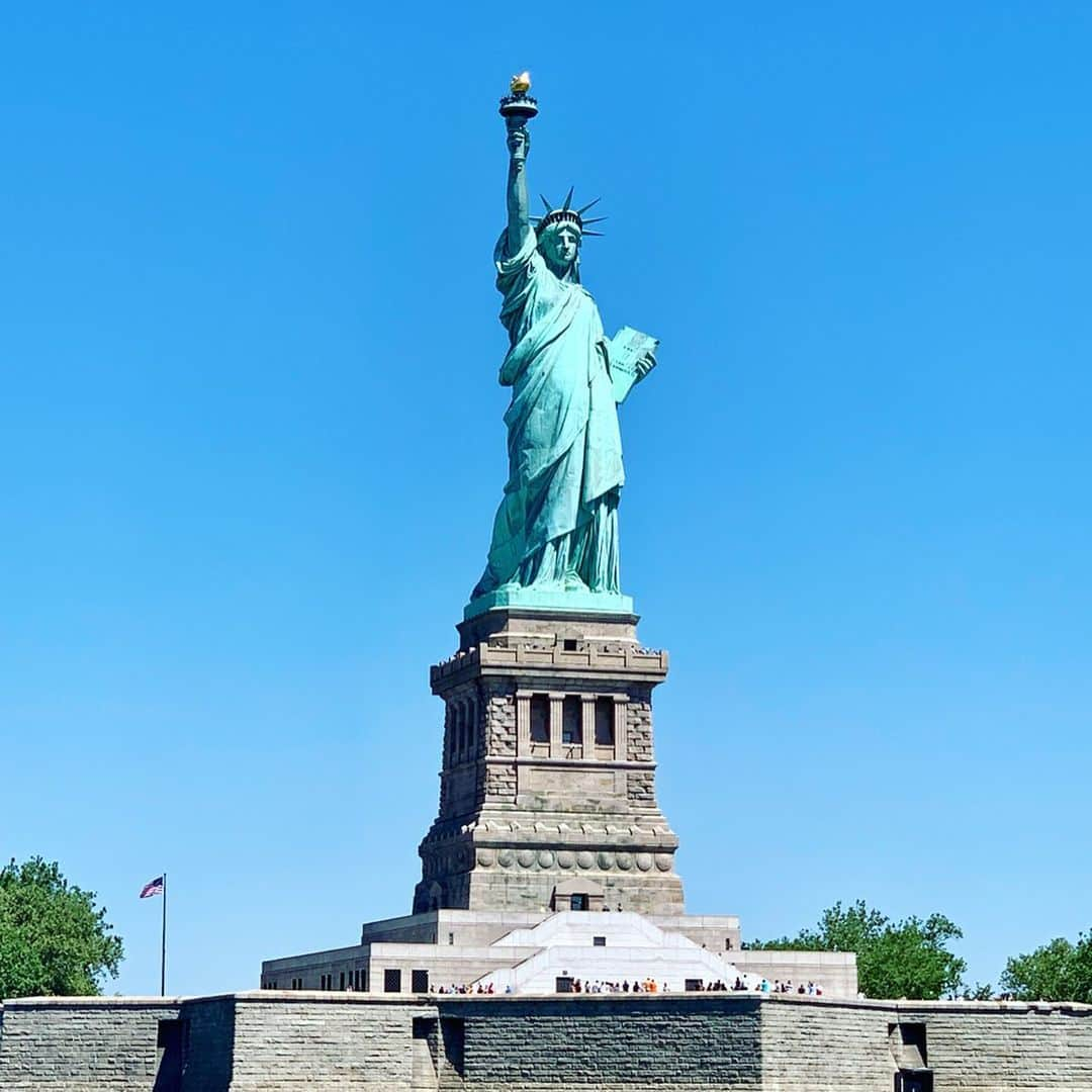 神田うのさんのインスタグラム写真 - (神田うのInstagram)「Got on a tour boat and showed my daughter the Statue of Liberty.☺️ #statueofliberty#自由の女神#自由の女神像 #nyc#newyork#newyorkcity#manhattan#マンハッタン#ニューヨーク#ニューヨーク旅行#家族#母娘#親子リンクコーデ#親子コーデ#お揃いコーデ#matchingfashion#matchingcordinate#神田うの#unokanda」7月6日 16時22分 - unokandaofficial