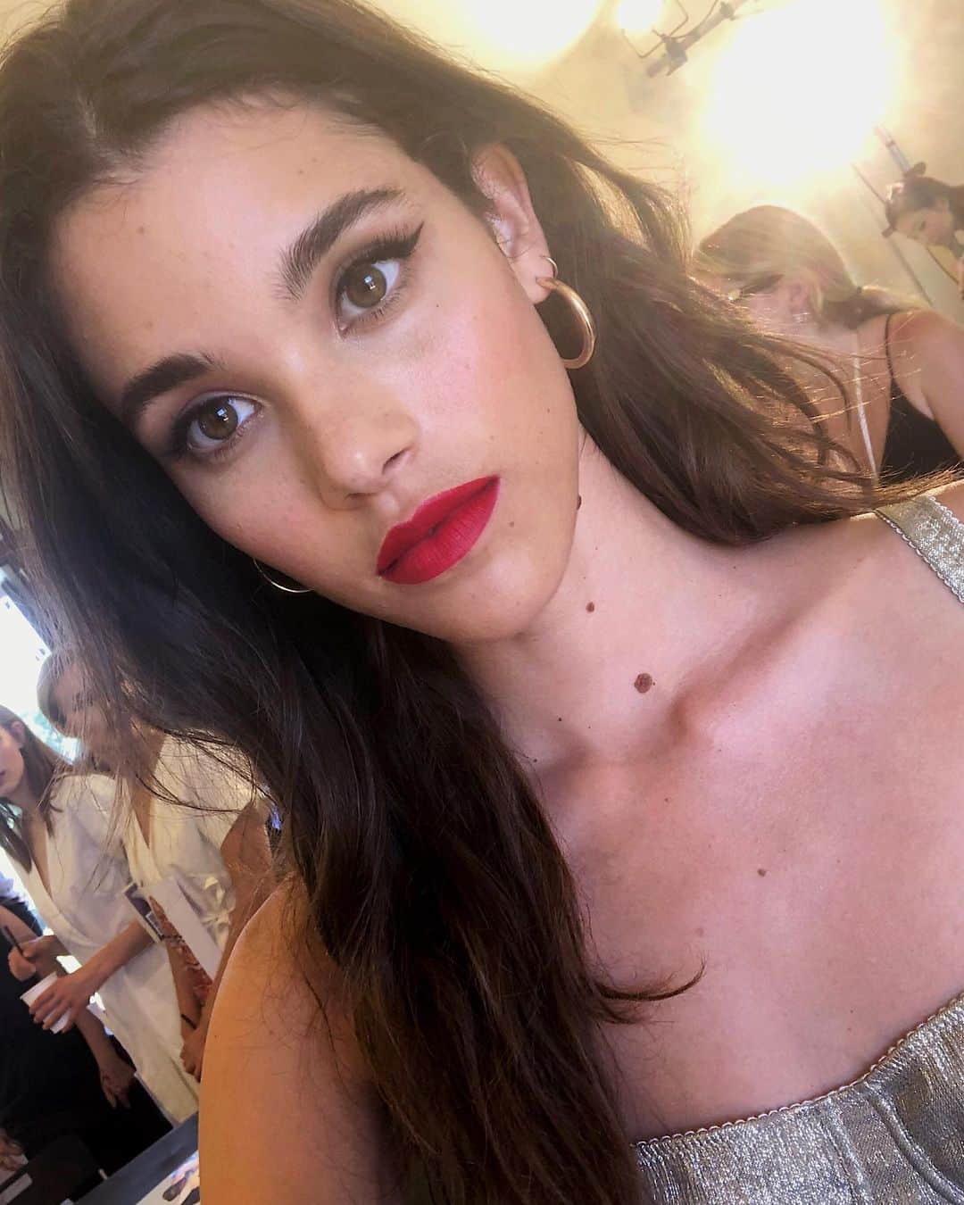 ポーリーヌ・オアロのインスタグラム：「🌹 @dolcegabbana or the only times you see me play red lips/eyeliner lady 💁🏽‍♀️ •••」