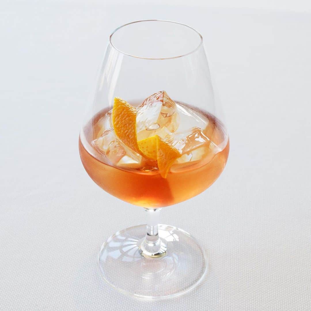 のインスタグラム：「「コアントロー」のポップアップバー「Cocktails love Cointreau」が 7 月 4 日（木）に37階の「マンダリンバー」にオープン！コンセプトは「不思議の国のアリス」にインスパイアされた「都会の大人のための夏の冒険を体感できるバー」。「アジアのベストバー50」 にも選出された韓国のバー「アリス チョンダム(Alice Cheongdam）」のヘッドバーテンダー、デミー キム（Demie Kim）氏による4種類のオリジナルカクテル「ザ バーズ ＆ ビーズ」、「ザ デイアフター」、「ステイヒア」、「ル アルティザン」をお愉しみいただけます。8月31日（土）までの期間限定のポップアップバーをお見逃しなく‼︎ 【ポップアップバー「Cocktails love Cointreau」】 場所： 37階 「マンダリンバー」 期間： 8月31日（土）まで ご予約・お問い合わせは、マンダリン オリエンタル 東京0120-806-823 （レストラン総合予約） またはEメールmotyo-fbres@mohg.com にて承ります。 The pop-up bar, "Cocktails love Cointreau", opened its door at the Mandarin Bar on the 37th floor on 4 July. The concept of the pop-up bar is "summer adventure for urban adults" inspired by "Alice's Adventures in Wonderland". The pop-up is offering original cocktails whose recepes created by the head bartender of Korean bar Alice Cheongdam, which was selected as one of “Asia's 50 Best Bars”. The cockails are ”The Birds And Bees”, ”The Day After”, ”Stay Here” and “Le Artisan”. Don't miss the limited bar till 31 August! 【Pop-up bar "Cocktails love Cointreau"】 Place: Mandarin Bar (37F) Period: From 4 July until 31 August For enquiries and reservations, please call Restaurant Reservations at +81 (0)3 3270 8188 (9am – 9pm) or email motyo-fbres@mohg.com. #mandarinorientaltokyo #MOtokyo #ImAfan #マンダリンオリエンタル東京 #motyo #nihonbashi #日本橋 #MandarinBar #マンダリンバー #bar #バー #Cocktail #カクテル #ポップアップバー #popupbar #コアントロー #Cointreau #OriginalCocktail #オリジナルカクテル #Asias50BestBars #AliceCheongdam #SenseTeaCorner #Bartender #バーテンダー #Haertofcocktail #ハートオブカクテル #DemieKim #デミーキム」