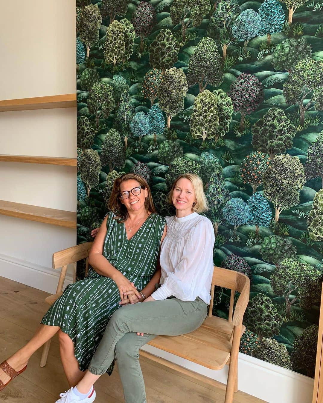 ナオミ・ワッツさんのインスタグラム写真 - (ナオミ・ワッツInstagram)「A visit to our nearly-ready-to- open Notting Hill @ondabeautynyc store. Here’s a sneak peek!! My mum (designer @wattswish) working with us too. This completes our triangle with NYC, Sydney and now London too. All places that have great meaning in our lives. And YES we match the wallpaper where ever we go... open in September. ❤️」7月6日 16時52分 - naomiwatts