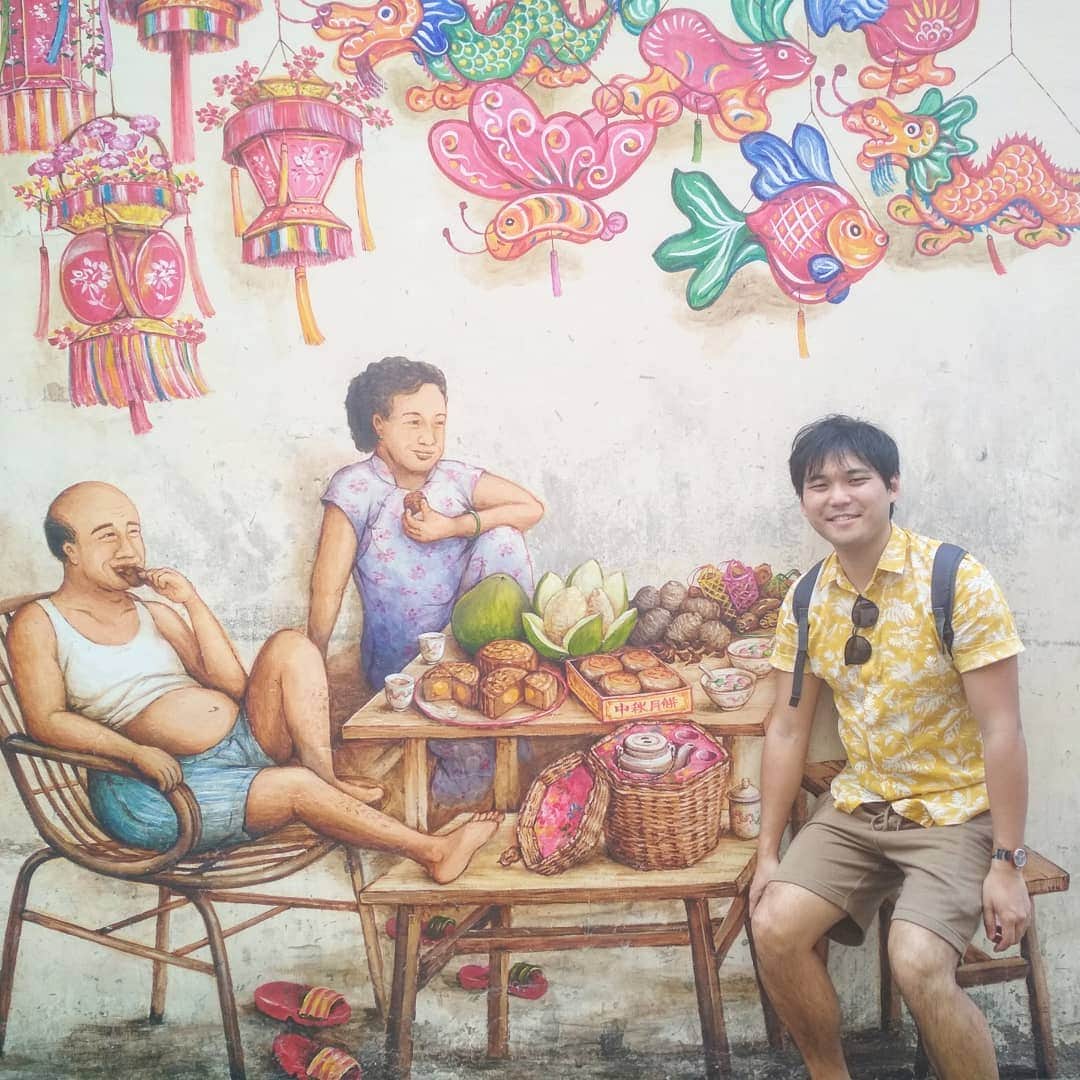 ジブリおじさんのインスタグラム：「シンガポールで家族が出来ました。  My new family in Singapore.  #シンガポール #観光 #チャイナタウン #chinatown #ghibliojisan」