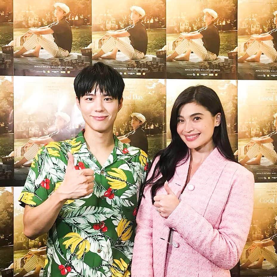 アン・カーティスのインスタグラム：「This time, 2 weeks ago ❤️ Hi @BOGUMMY 👋🏼 Thank you again for our short but sweet “Encounter” in Manila. It was the happiest emcee job I’ve ever had (after showtime of course 😋) HAPPY SATURDAY!  #NoonaDotCom」