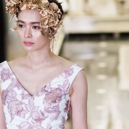 Dresses (ドレッシーズ)さんのインスタグラム写真 - (Dresses (ドレッシーズ)Instagram)「💍《アラフォーだからこそ！大人花嫁ワンランク上のウェディングドレス着こなし術》 💍《憧れのプリンセスに！ロイヤルウェディングドレスで美しい結婚式》 ✨Dresses column ✨ 最新の #ドレッシーズコラム  @dresses_weddingdress トップURL→column 🎀 <お問い合わせ>⠀💌@dresses_weddingdress へDM⠀ . #アラフォー花嫁#ウェディングドレス#ウェディングドレス試着#アラフォーウェディングクラシックドレス#クラシックウェディング」7月6日 16時51分 - dresses_weddings