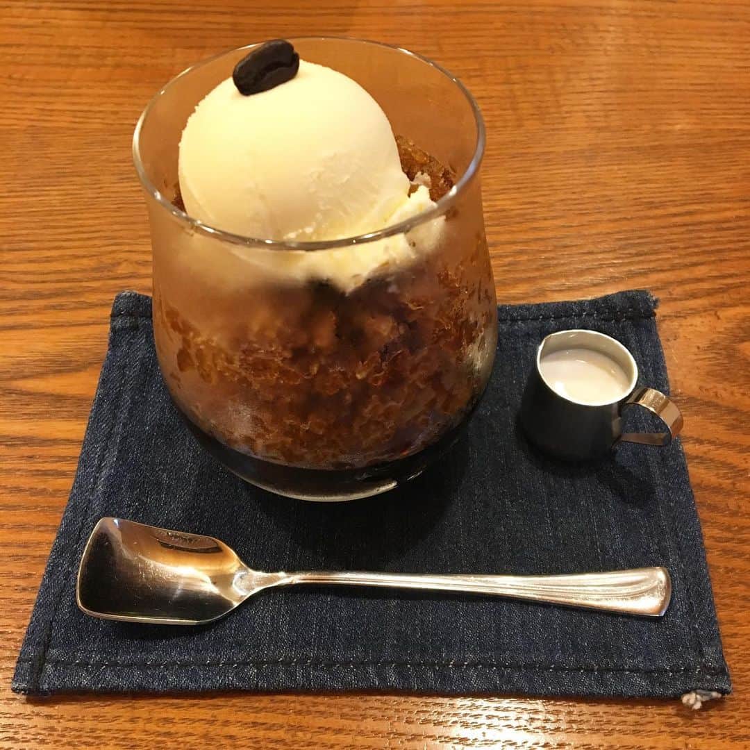 岡山グルメ de ランチのインスタグラム：「* koba coffeeの夏メニュー コーヒーグラニテ✨700円？ * 下から コーヒーゼリー コーヒーシャーベット バニラアイス コーヒー豆 ですっ！ * あつーーーい中 美観地区を歩き回った身体に染みるよ❤︎ * #kobacoffee #コバコーヒー #倉敷カフェ #倉敷美観地区カフェ #美味しいコーヒー #コーヒー店 #コーヒーグラニテ #夏メニュー #夏限定 #コーヒーゼリー #コーヒーシャーベット #ちょこんと乗せられたコーヒー豆が可愛いよね #お土産には倉敷復興コーヒーを #夜カフェ #今日は営業時間延長 #土曜夜市始まる #夜市 * フォロワーさんが3000人になったら どこかでお茶会したいなー♪ なんて密かに最近思っています💕」