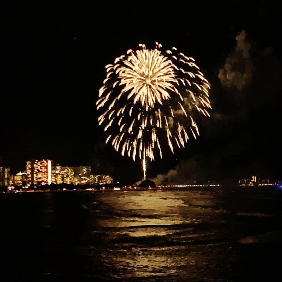 吉田美紀さんのインスタグラム写真 - (吉田美紀Instagram)「・ ・ 4th of July🇺🇸 @53bythesea_hawaii へ🎆 ・ 海に反射する花火も美しかった…！！ ・ ・ #4thofjuly #july4th #fireworks #53bythesea #7月4日 #独立記念日 #花火」7月6日 17時01分 - miki__yoshida