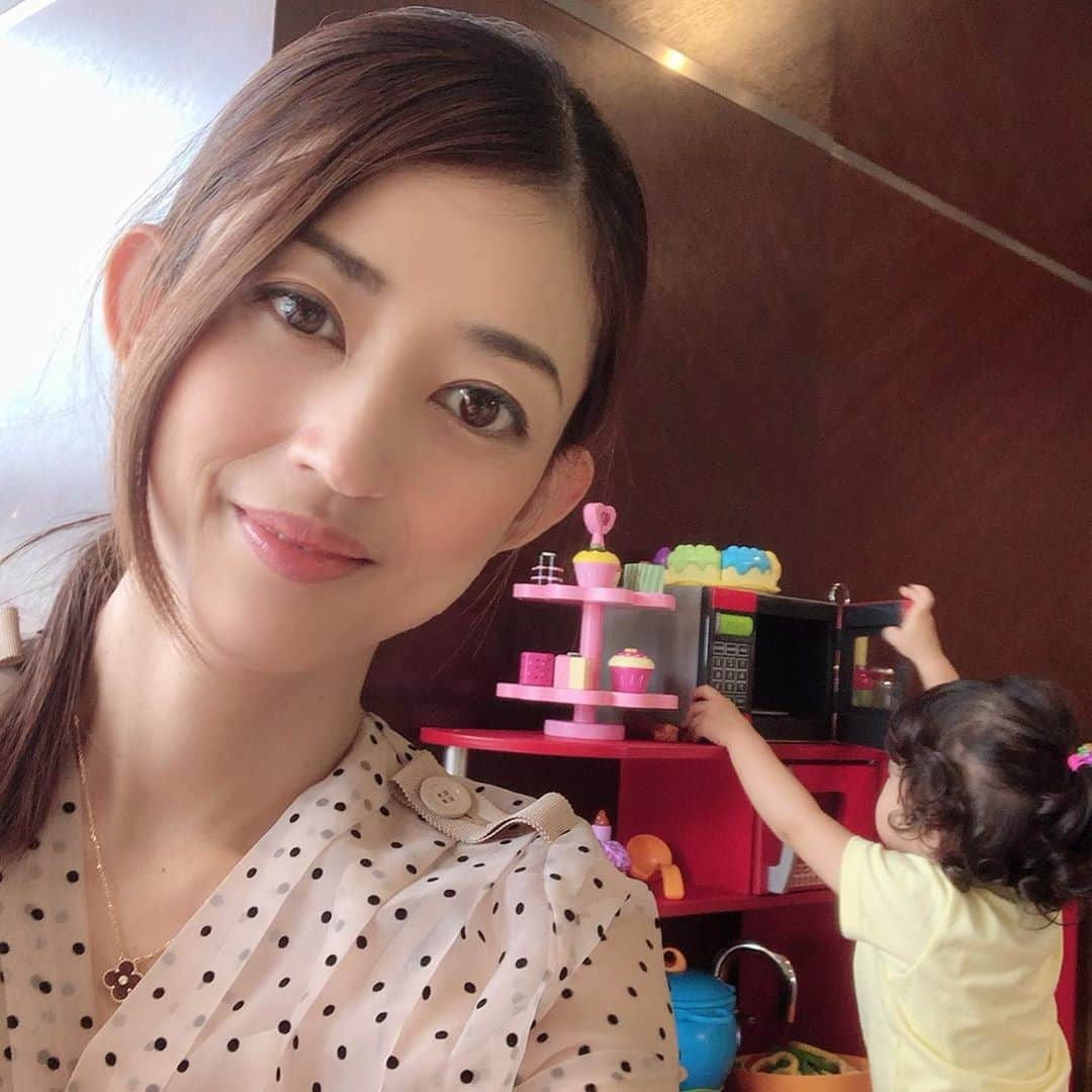 小沢真珠さんのインスタグラム写真 - (小沢真珠Instagram)「今日は朝から娘達といっぱい遊びました。次女の天パは絶好調♪わたしは大好きなCERIEのワンピース、娘たちはお揃いのお洋服を着て❤︎ #姉妹コーデ#お揃い#2歳#天パ#4歳#コズレ#ママリ#親バカ部#姉妹ママ#女の子ママ#ベビフル#sisters#instakids #プレイグランド渋谷キッズ」7月6日 16時54分 - maju_ozawa