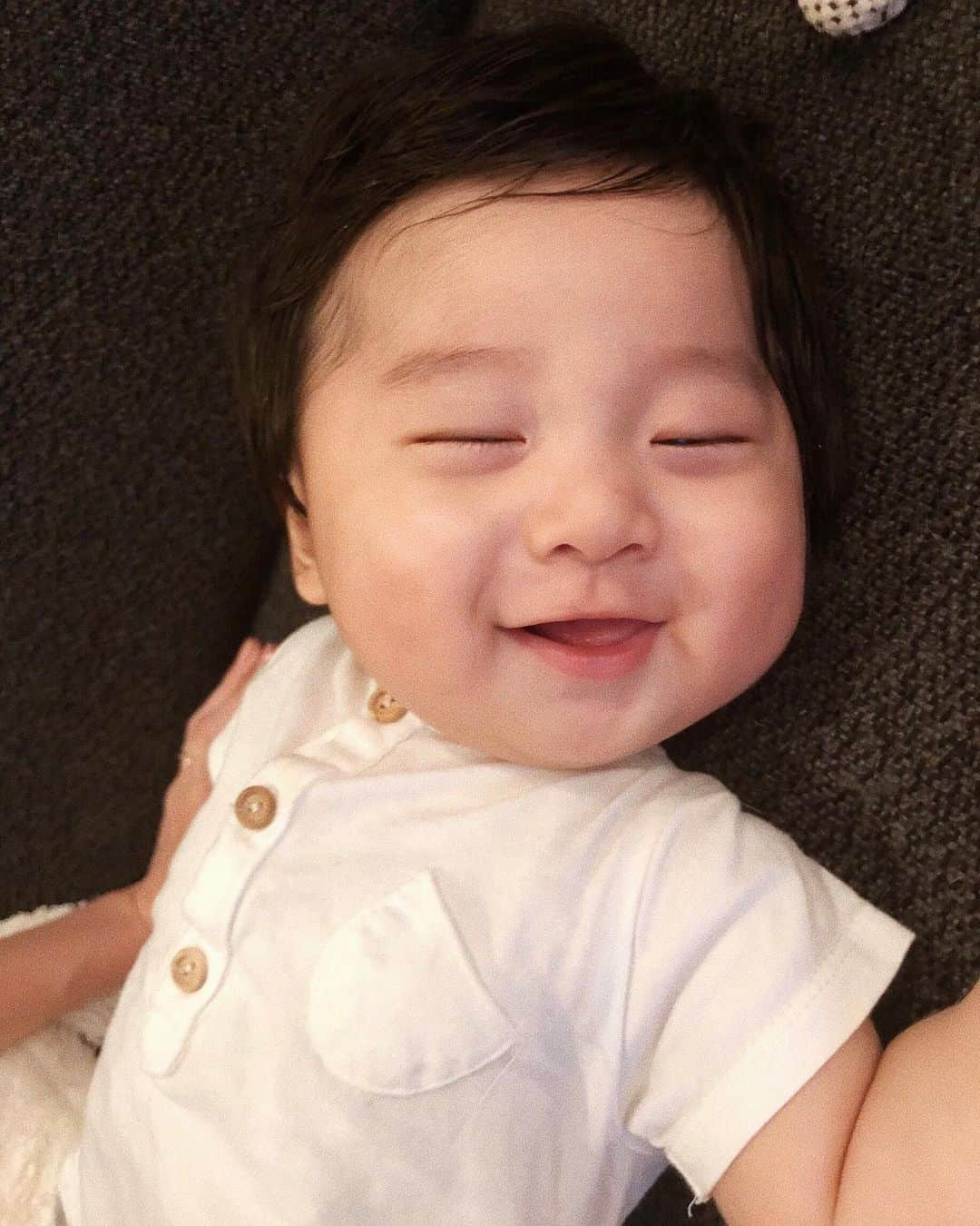 ソンイさんのインスタグラム写真 - (ソンイInstagram)「生後3ヶ月のお気に入り息子集👶🏻💙﻿﻿ 息子ばかりの投稿にならないようにしてるつもりなんだけど、親バカにお付き合いください😂﻿﻿ ﻿﻿ 髪の毛量は相変わらずだけど、2ヶ月の頃と比べて眉毛も少し濃くなったかな？🥰﻿﻿ ﻿﻿ ほっぺたハムハムして首の汗の酸っぱくちゃい匂いを嗅ぐのが母の幸せ🥺🤤笑﻿﻿ ﻿﻿ 寝返りもできるようになったね㊗️﻿﻿ 初めて出来た時は隣で見てたけど動画は撮り損ねて😢﻿﻿ 動画のは２回目成功時だからまだどっこらしょ感あるけど、次の日からは余裕でコロリンするようになってて初々しい時を動画に残せてよかった🥺💗﻿﻿ ﻿﻿ あっという間だなぁ毎日の愛おしい時間が宝物🕊﻿﻿ ﻿ #生後3ヶ月#男の子ベビー#爆毛赤ちゃん#寝返り記念日」7月6日 16時56分 - sunwei1013