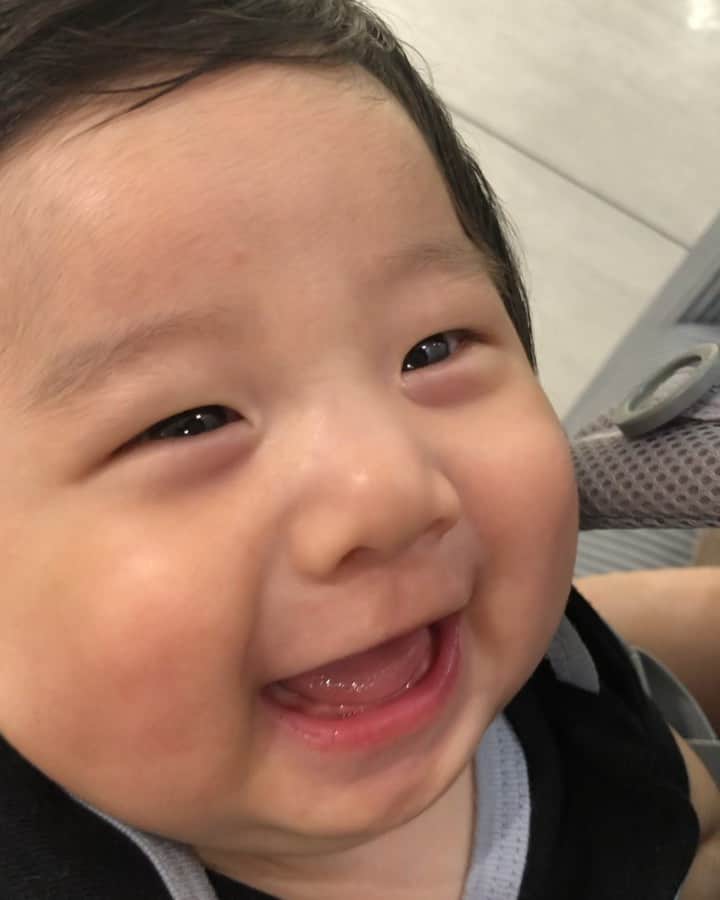 ソンイのインスタグラム：「生後3ヶ月のお気に入り息子集👶🏻💙﻿﻿ 息子ばかりの投稿にならないようにしてるつもりなんだけど、親バカにお付き合いください😂﻿﻿ ﻿﻿ 髪の毛量は相変わらずだけど、2ヶ月の頃と比べて眉毛も少し濃くなったかな？🥰﻿﻿ ﻿﻿ ほっぺたハムハムして首の汗の酸っぱくちゃい匂いを嗅ぐのが母の幸せ🥺🤤笑﻿﻿ ﻿﻿ 寝返りもできるようになったね㊗️﻿﻿ 初めて出来た時は隣で見てたけど動画は撮り損ねて😢﻿﻿ 動画のは２回目成功時だからまだどっこらしょ感あるけど、次の日からは余裕でコロリンするようになってて初々しい時を動画に残せてよかった🥺💗﻿﻿ ﻿﻿ あっという間だなぁ毎日の愛おしい時間が宝物🕊﻿﻿ ﻿ #生後3ヶ月#男の子ベビー#爆毛赤ちゃん#寝返り記念日」