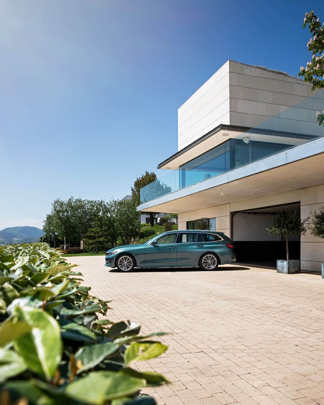 BMWのインスタグラム：「Rare photo of a discoverer is standing still. The all-new BMW 3 Series Touring. #THE3 #BMW #3Series #Touring」