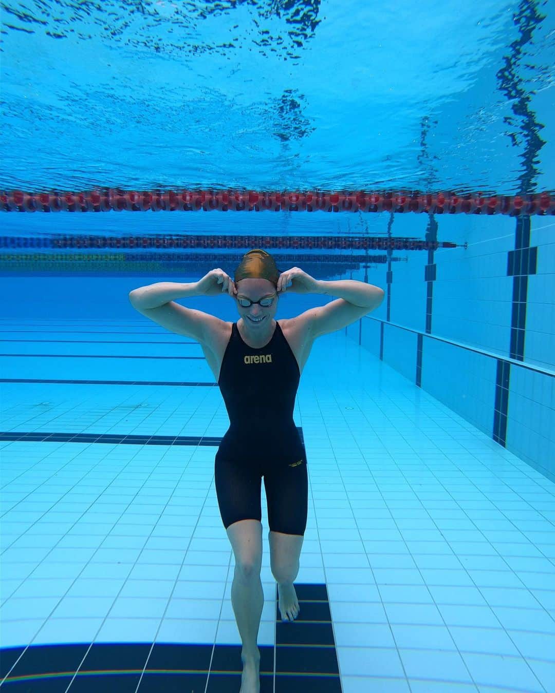 エミリー・シーボームのインスタグラム：「Heart of gold  #arena #water #swimming #gold」