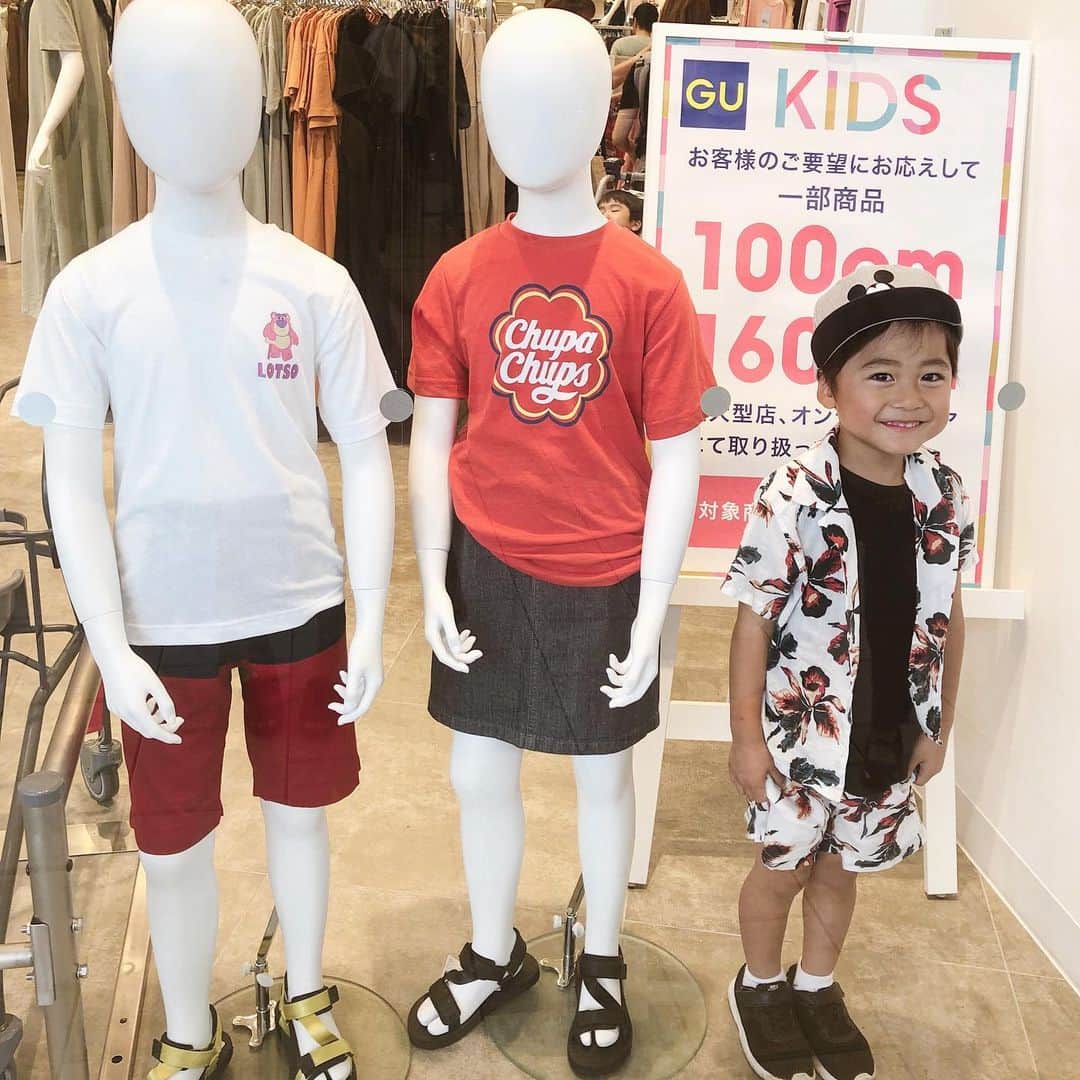 かなのインスタグラム：「． お買い物してたらマネキンになりきってた😂✌🏻 2枚目は通行人の方に見られてしまって恥ずかしい〜 の顔🤣🤣 ． 昨日、七夕の願い事🎋何にしたの❓と聞いたら 👦🏻「ミッキーになりたい！にした😆」って言ってて✨ ジオウになりたいとかかな？って思ってたから意外で😳 なんでミッキーなの❓と聞いたら 「人気者になりたいから❗️」 「幼稚園のお友達からは人気だけどもっと知らないみんなからも人気者になりたいの✨ミッキーみたいに😆」 と言っててびっくり〜👀💕 そんな事考えてたんだぁ🥳 恥ずかしがり屋だけど目立つことが好きなのは2人とも似ている部分で、パパ譲りかなぁ🥰 ． ちなみにパパとママの願い事も短冊に書いてくれて😂🎋 👨🏽「きんにくまっちょになりたい」 👩🏻「やせますように」 🤣爆笑🤣🤣🤣‼️ みんなの願い事が叶いますように💫 ． ． #七夕#願い事#息子#4歳#男の子ママ#マネキン」