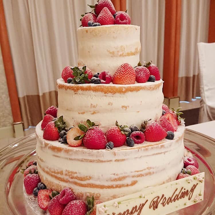 ホテルモントレウェディング【公式】 のインスタグラム：「♥ ￣￣￣￣￣￣￣￣￣￣ @montereyweddingをフォローして 『 #モントレ花嫁 』『 #ホテルモントレ』の タグをつけて投稿してくださいね＊*. . スポンジ部分が見えている 『ネイキッドケーキ』はフルーツで 印象がガラリと変わりますね❁*. . ◆ホテルモントレ公式HPはこちら* https://www.monterey-wedding.jp . #モントレ #モントレ花婿 #プレ花嫁 #卒花 #weddingdress #プラコレ #ウエディングニュース #marryxoxo #wedding #dress #結婚式場 #日本中のプレ花嫁さんと繋がりたい #ブライダルフェア #結婚式 #パーティ #披露宴 #2019年春婚 #2019年夏婚 #2019年秋婚 #2019年冬婚 #ホテルウェディング #dressy花嫁 #marry花嫁  #weddingparty #flower #パーティー #ウェディングケーキ」