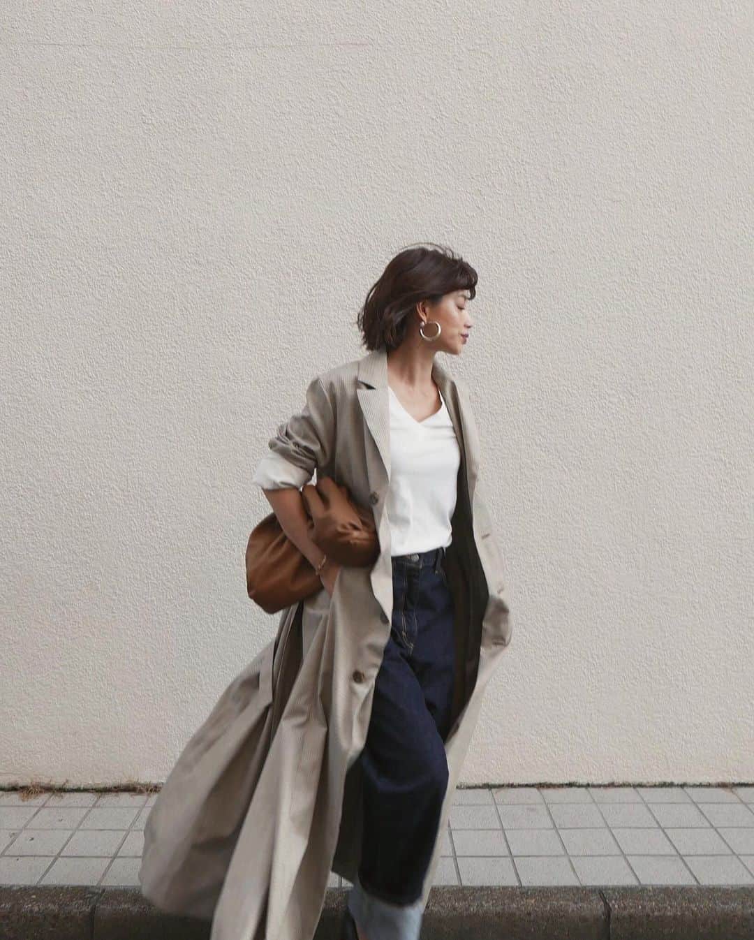 JUNNAのインスタグラム：「引き続き復刻シリーズを...✨ ・ ・ ・  #サイドスリットロングコート 【ご予約期間】 7/8(月)12:00 - 7/15(月) 23:59  フロントはスッキリとシングルデザイン。  とにかく美シルエット  スーパーロング丈！！ サイドスリットから覗くボトムとの様々な表情をお楽しみください😌  袖をくしゃくしゃっと、少し雑にロールして 裏地を少し見せて着るのがオススメ。  写真ではチェック柄のサンプルのMサイズを着ています。  SサイズとMサイズの着丈はSSで展開した時同様に 9cmの差があります。  サンプルのMサイズ 私はヒールでなければ引きずる長さ。  156cmの私はSサイズで充分なマキシ丈。 スニーカーでも合わせたいのでSサイズをオーダーしました。  詳細はHPにてご覧下さい😌  outer / #サイドスリットロングコート AW 7/8予約開始 bag / #bottegaveneta  denim / #upperhights × #etretokyo shoes / #センターシームパンプス pierce / サークルパールピアス bangle ・ ring / Ziya Kenya for @etretokyo ・ ・ ・ #2019ETREaw #156cm #junna👠 #etretokyo  #bottegaveneta #bottegabag #danielle#エトレニット #エトレコート」