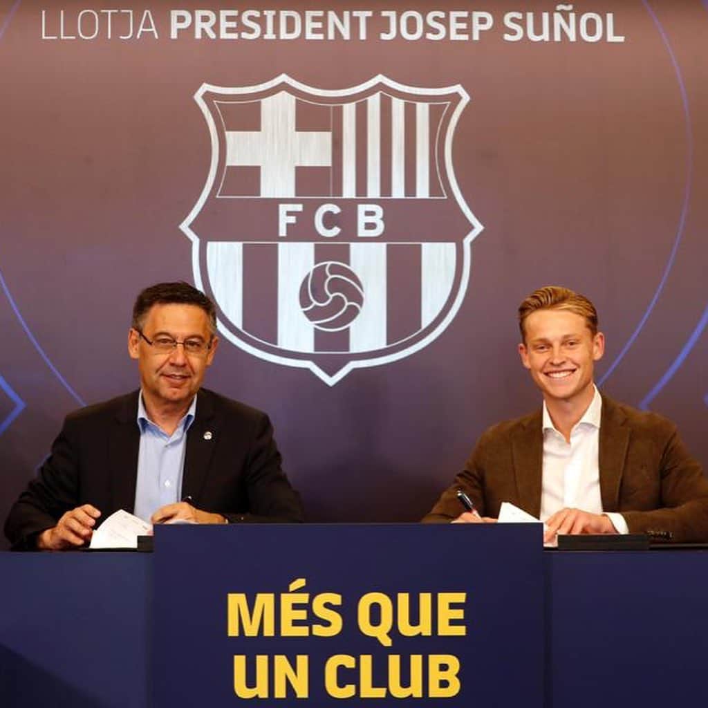 フレンキー・デ・ヨングのインスタグラム：「Proud to sign for this amazing club. I’m very happy to share this moment with the ones I love, we did it all together. Visca Barca 💙❤️」