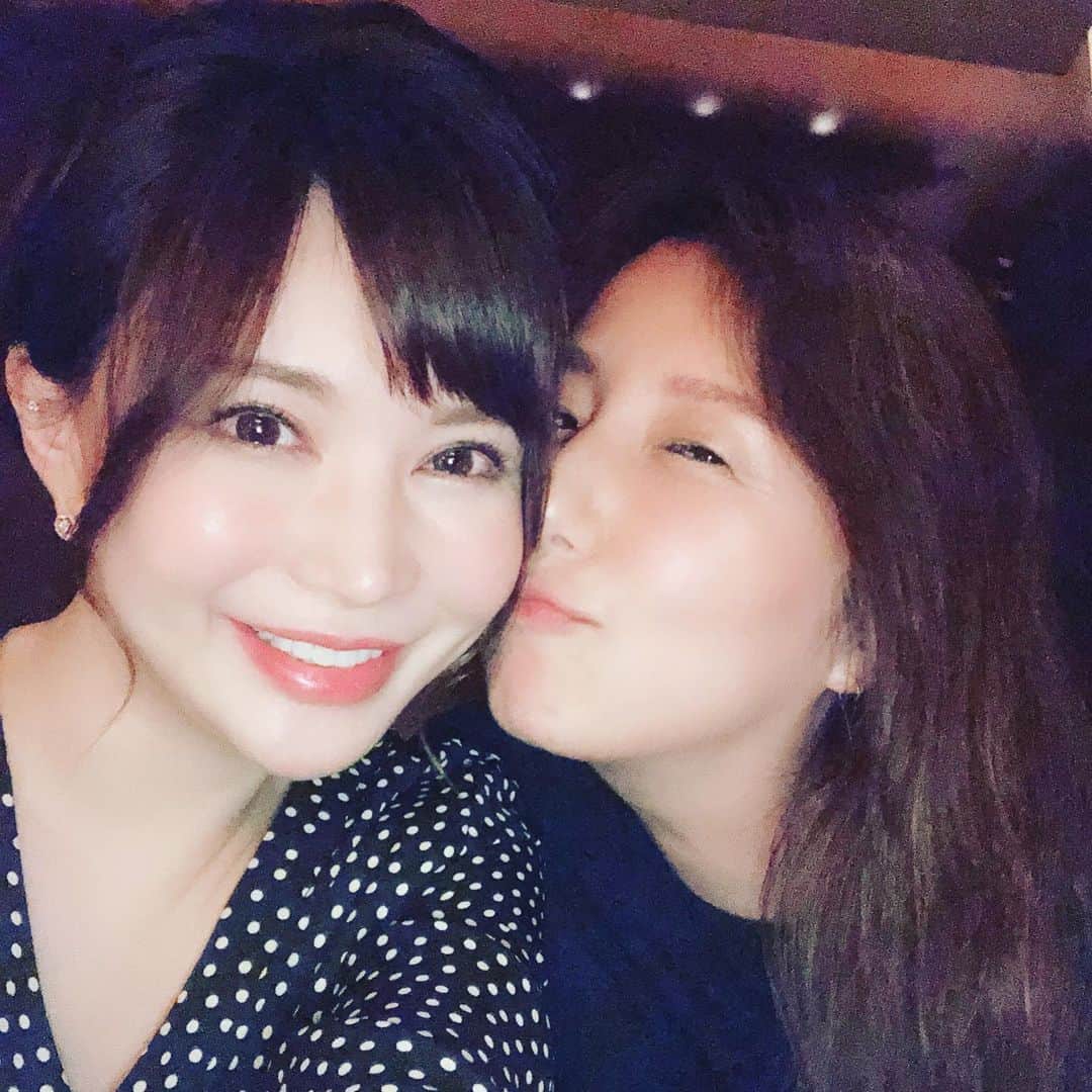 里美ゆりあのインスタグラム：「家族的な存在❤  いつも心配して気にかけてくれる人達がいる事はとても幸せな事。  仕事ばかりでヘトヘトだったから たまにはホッと息抜き❤  スイカcocktailの時期になると元気が湧き出てくる〜(๑♡ᴗ♡๑)  #family#friends#仲間#安心#happy#スイカ#cocktails#カクテル#お酒#お酒好きな人と繋がりたい#スイカパイセン」