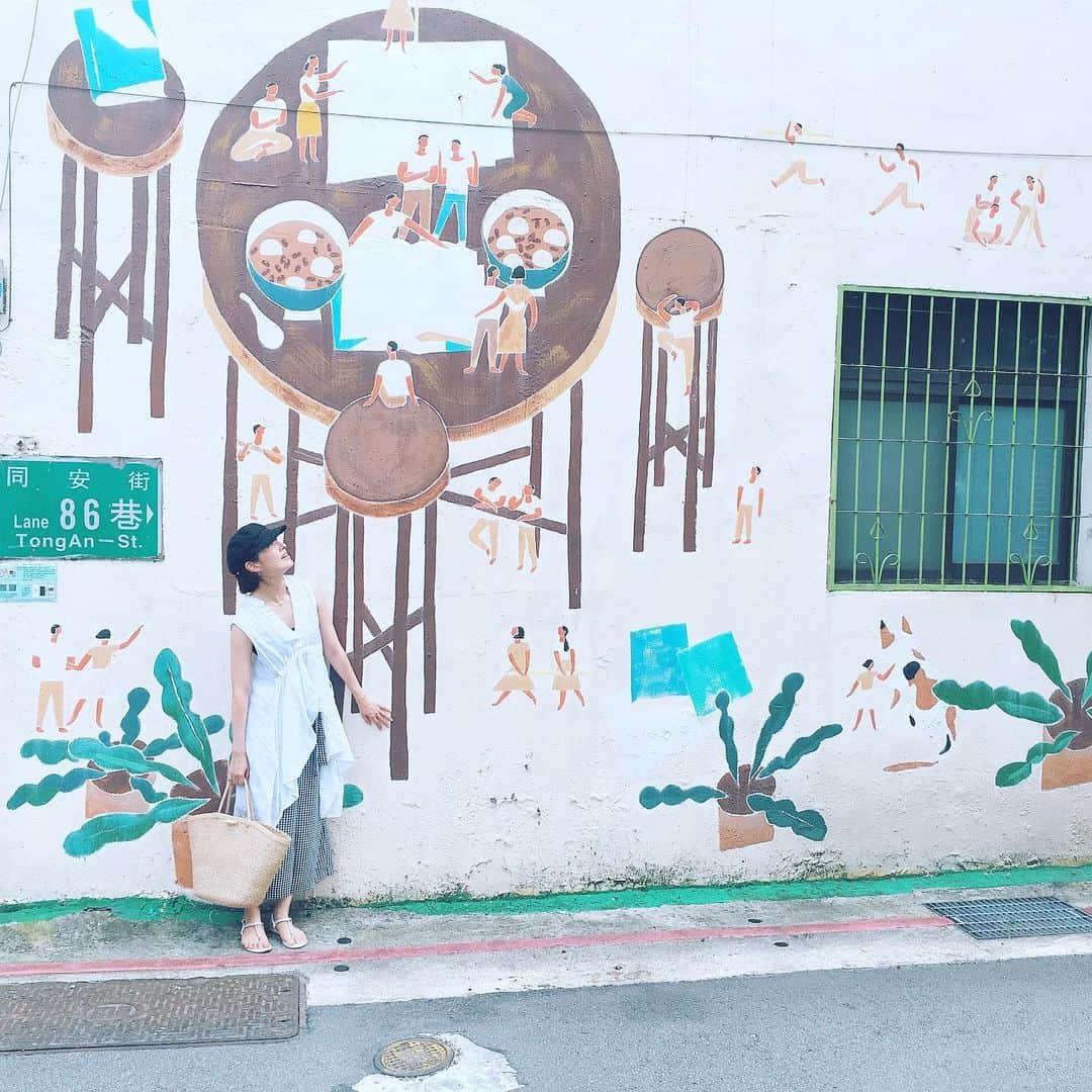 田中千絵さんのインスタグラム写真 - (田中千絵Instagram)「そして昨日は台北で、 こんなにかわいい壁画にも出会えました。  描かれている食べものは、 タンユエンだと思われます。 日本語だとおしるこですね^ ^ . . 昨天在台北的街上， 也遇見這麼可愛的壁畫。  裡面畫的應該是紅豆湯圓吧。 日文叫做‘おしるこ’或‘ぜんざい(善哉)’^ ^ . . . #たいわん #taiwan #taipei  #台湾旅行 #台北の風景  #台北と東京の生活  #中国語」7月6日 17時18分 - chietanaka817