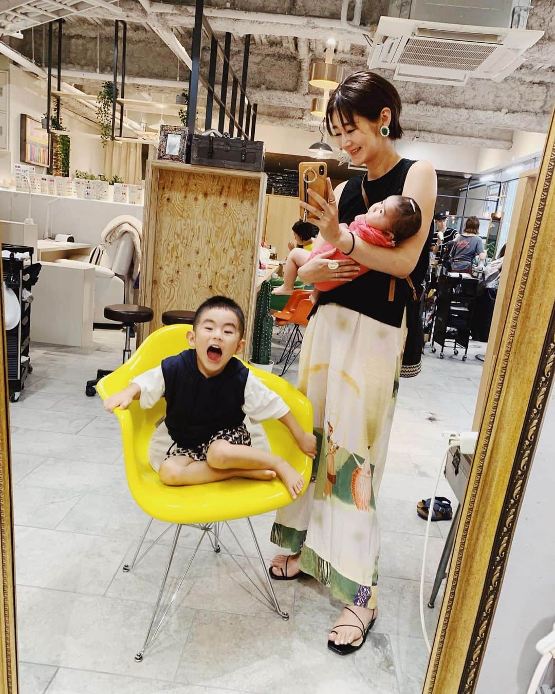 ジュジュさんのインスタグラム写真 - (ジュジュInstagram)「👩‍👧‍👦で父ちゃんの @atelier.kobe へ✂️ . 👦もチョキチョキ✂️ 👩もチョキチョキ✂️ 👶キョロキョロ . 癖が凄い私は、軽〜いストパーをかけました♡ 収まり良くって感動... #又upします . 👦は今日もアトリエに来たお友達と仲良く楽しそうに過ごしてた♫ . しかし🍙... ３０分もまとまって寝てない。。 . この子な... 大人しいから目立って無いけど、やっぱりショートスリーパーやわ😂 . . 👩因みに今日はマラカイトERのお気に入りで♫...now on sale .  #オカンサンポ #1人で2人連れ出して #馴れないもんで #おかん白目」7月6日 17時19分 - hiraka