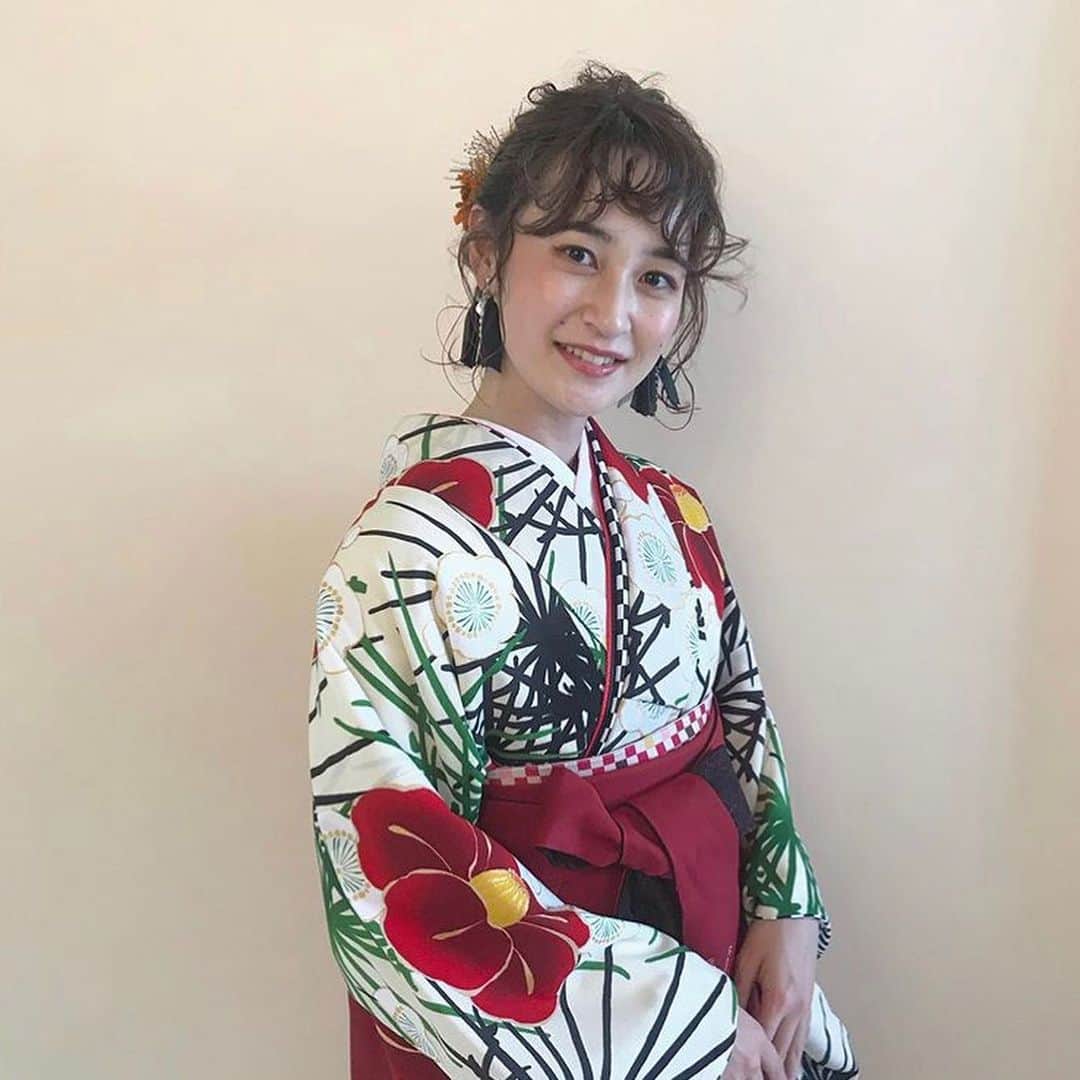 中島咲季のインスタグラム：「ひと足早く袴を着ました🧡 . 帯や伊達襟まで細かいセンスがとても素敵な袴と、とにかく可愛くてしかたがないヘアメイクで感激でした☺︎ . 沢山笑った楽しい撮影だったなー！ 皆さまありがとうございました🧡 . 卒業式控えてる方は参考にしてみてね✌︎ @hinagiku.fukuoka . #袴 #卒業式 #ドライフラワー #ヘアアレンジ」