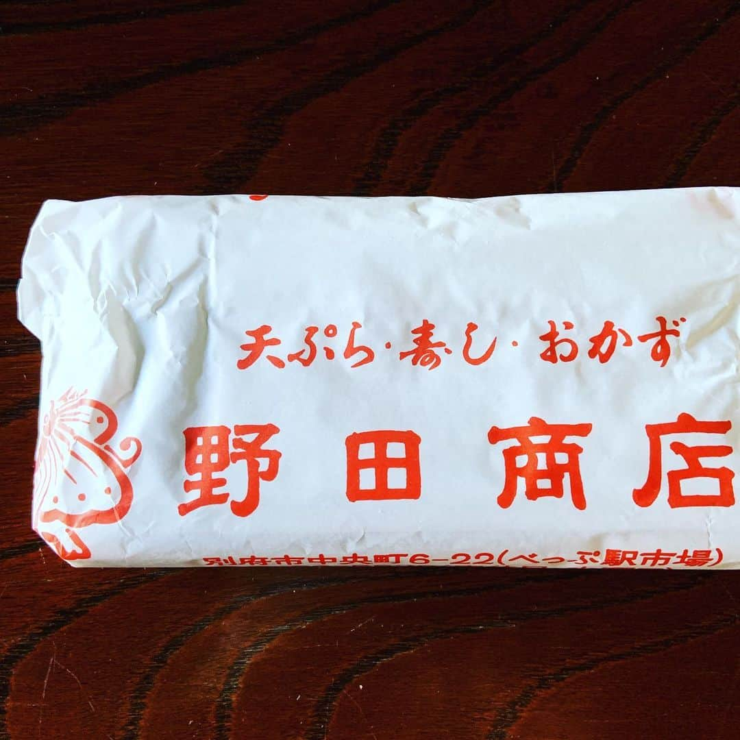 志摩有子さんのインスタグラム写真 - (志摩有子Instagram)「大分っ子が愛してやまないシリーズその3。別府駅前の野田商店の巻き寿司。忙しくてお昼を食べられないだろうからと大分の可愛い妹 @yukiko121572  が並んで買ってきてくれた。こっくりと甘辛味のぎゅっと詰まった素朴な美味しさ。九州女の優しさと一緒に噛み締めた。 #大分 #別府 #野田商店 #巻き寿司 #makizushi #大分っ子ご用達 #大分備忘録」7月6日 17時13分 - ariko418