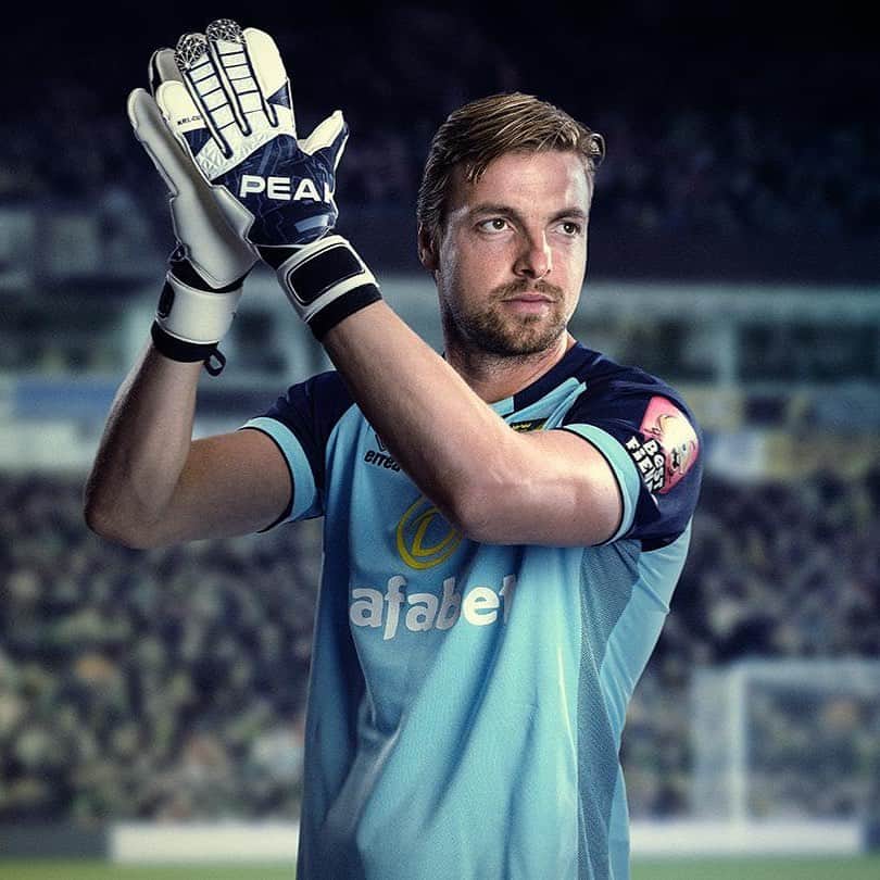 ティム・クルルのインスタグラム：「New GK kit 19/20 👏🏻🔰📸 #ncfc」
