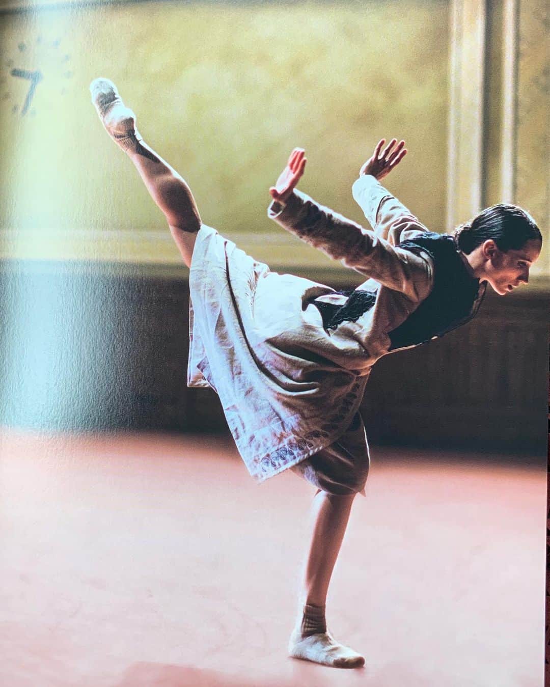夏木マリさんのインスタグラム写真 - (夏木マリInstagram)「ネザーランド・ダンス・シアターを 観て来ました。  久しぶりに手が痛くなるほど拍手、 感動して泣きそう、、、 20年以上、刺激を受けている  素晴らしい身体表現、 リスペクトです。  #NDT #dance  #Impressionist #印象派néo  #marinatsukiterroir  #marinatsuki  #natsukirock  #夏木マリ」7月6日 17時23分 - mari_natsuki