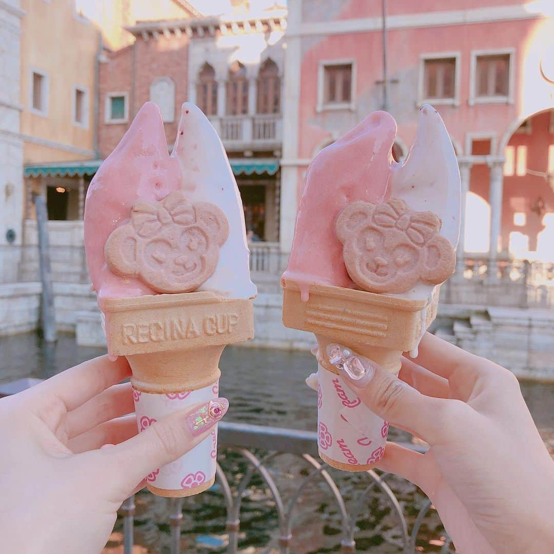 さきぼんさんのインスタグラム写真 - (さきぼんInstagram)「このジェラート30秒で溶けちゃった😆w . . ﻿#tokyo#disney#disneysea#shellymay#code#ootd#pink#onepiece#twins#tds#friend#instafashion#東京#東京ディズニーシー#ディズニー#ディズニーバウンド#シェリーメイ#シェリーメイバウンド#ピンク#双子#双子コーデ#シミラールック#ピンク#さきぴょん🖤#ディズニースイーツ #さきぼんディズニー」7月6日 17時24分 - sakibon69