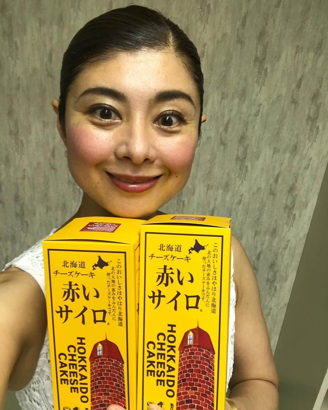 間々田佳子のインスタグラム：「北海道北見❣️といえば カーリングの日本代表の皆さんがオリンピックで食べていた 幻の #赤いサイロ  講演のご褒美にスタッフの皆さんからいただきました。  地元の人でさえなかなか買えないお菓子だそうです！ 食べたらすごいパワーが出そうたわ…  #間々田佳子 #顔ヨガ間々田佳子食レポ」