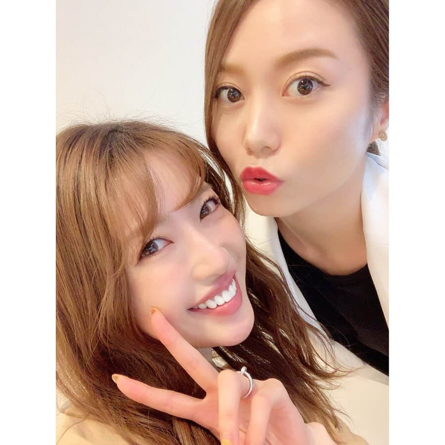 村田莉さんのインスタグラム写真 - (村田莉Instagram)「久美子が会いに来てくれた🥺♥️ .  #嬉しみ @kumikofunayama  #安定の美肌 #お仕事終わりにサクッとご飯した #くみまり #久しぶりのツーショット #とかいって #ご飯は亜美ちゃんもゆしんもいたよ #結果 #ライラップ ♥️ . #friends #친구」7月6日 23時05分 - murata_mari