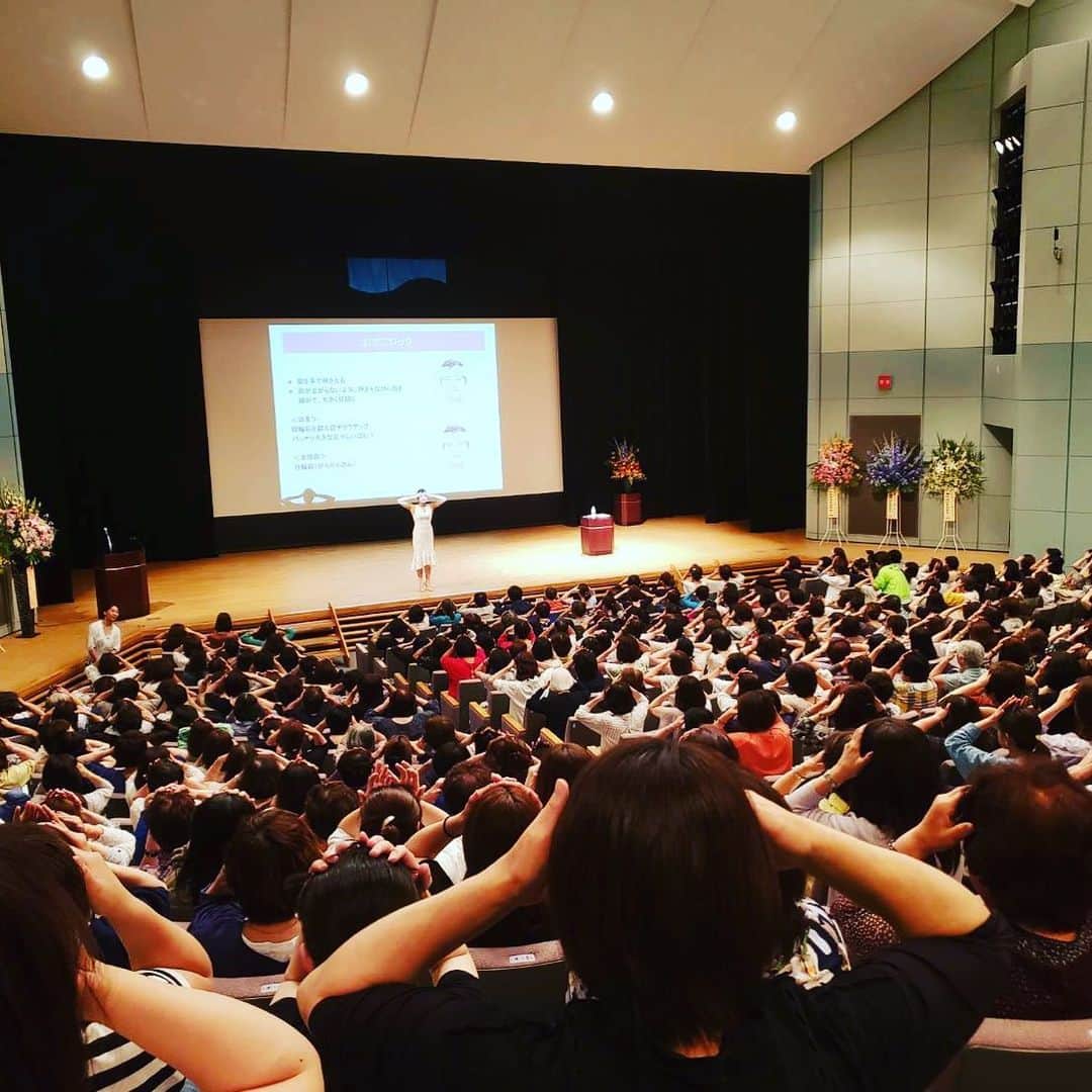 間々田佳子のインスタグラム：「すっごい盛り上がりでした 顔ヨガ講演北見  皆さまご参加ありがとうございました😊✨ みんなで綺麗になろう💕  #顔ヨガ #間々田佳子 #ヨガ北海道 #ヘルスアップヨガカンパニー」