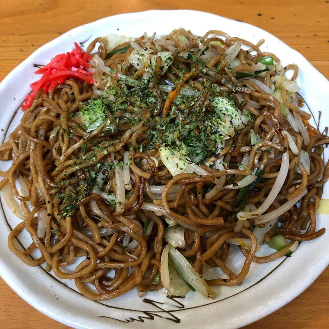 逸見太郎のインスタグラム：「須賀川ランチ  #チャイニーズレストランとん珍 #元祖ソース焼きそば#ソース焼きそば#野菜焼きそば #須賀川市#福島県  いわゆる昔ながらのシンプルに うまいヤツ👍 普通のソース焼きそばが 一皿なんと¥420❗️ 写真の野菜焼きそばは¥630 セットメニューもお得！ チャーハンも気になりました 中でも蟹クリームチャーハン うん？クリーム？ 次回かなぁぁ😋」