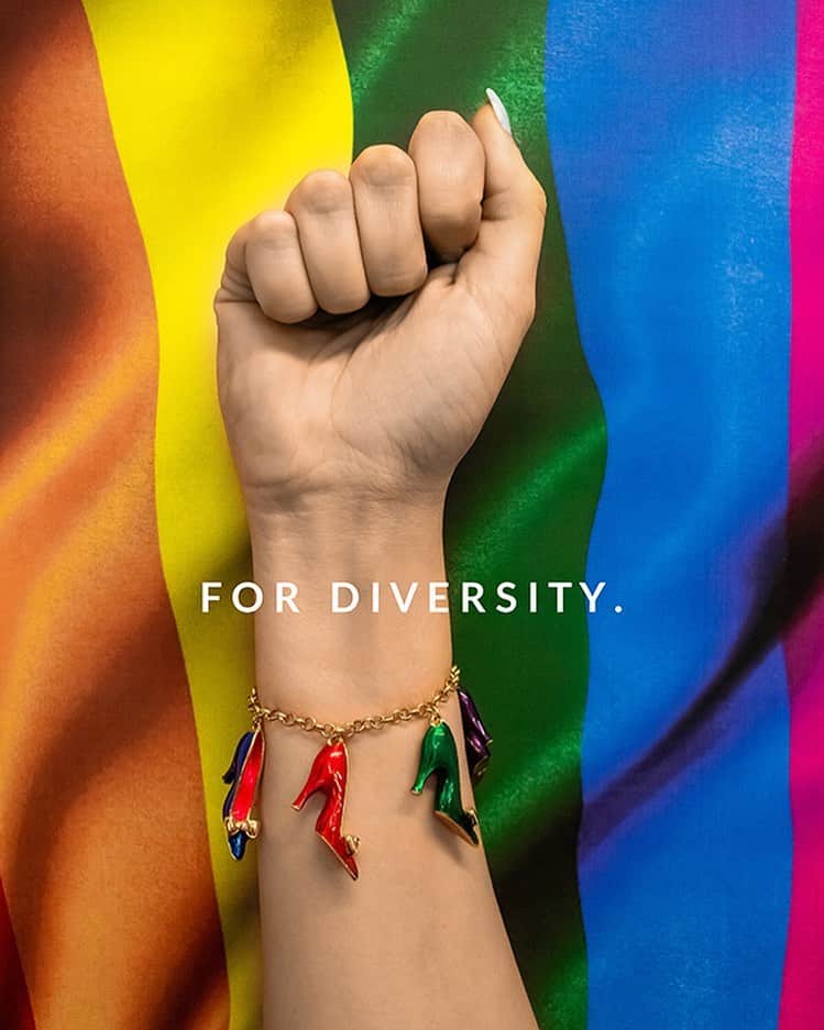 バトラー&ウィルソンさんのインスタグラム写真 - (バトラー&ウィルソンInstagram)「CELEBRATE DIVERSITY 👭👫💕🏳️‍🌈 • • #butlerandwilson #pride #pride2019 #londonpride #loveislove #diversity #lgbtq」7月6日 17時38分 - butlerandwilson