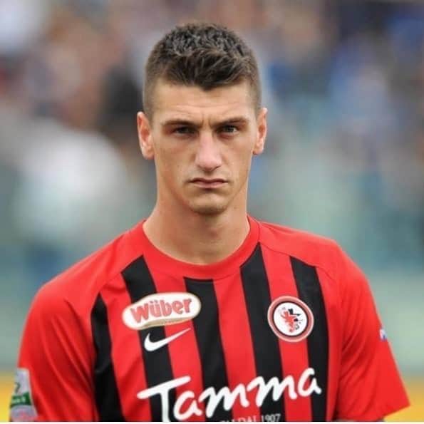 ミケーレ・カンポレーゼのインスタグラム：「In questo schifo che è riuscito a diventare il calcio non è ammissibile che ogni anno possano fallire piazze di questo calibro. Dire qua cosa penso realmente sarebbe molto riduttivo  perciò mi limito solo a ringraziarvi per la passione che ci avete trasmesso . Io e la mia famiglia siamo stati benissimo e mai sarei andato via se le cose fossero andate come dovevano andare ! Mi dispiace non aver avuto la possibilità di dare il mio contributo in un momento così delicato come l ultimo mese e mezzo , mi dispiace che  tutta la passione di un intera città abbia subito questo torto per colpa di qualche incompetente  e mi dispiace che la squadra non sia riuscita a centrare la salvezza nonostante la penalizzazione (sempre causa loro) MI DISPIACE...Saluto tutti i dipendenti del Foggia Calcio , saluto un’ intera città , la società stessa con la speranza che in futuro l organizzazione e la passione per essa facciano da protagonista . 🔴⚫️ #Mikecampo31#Foggiacalcio#Pinozaccheria#serieB#calcio#passione」