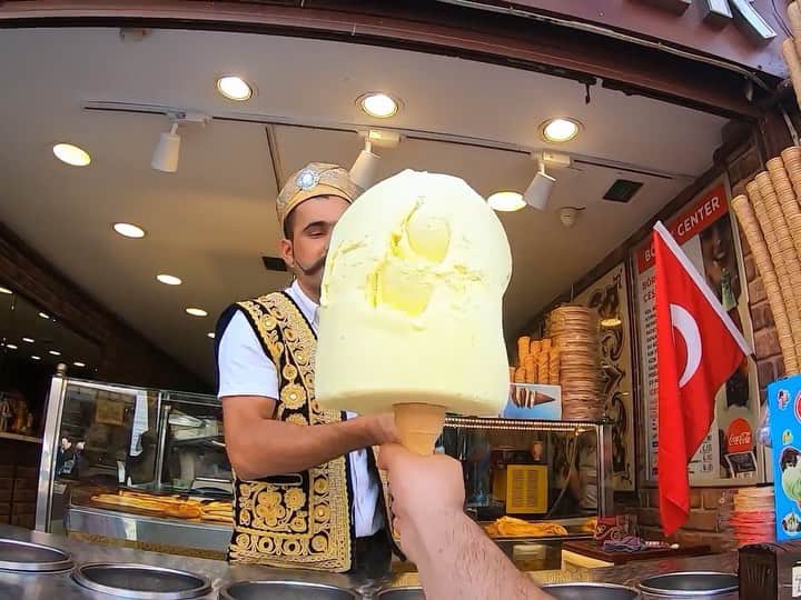 のインスタグラム：「ちょっとアイスを食べたいなと思っただけなのに。。 その忍耐力で #GoProアワード 受賞 🍦 📷 @mr.travelller + #GoProHERO7 Black ・ ・ ・ #GoPro #GoProJP #トルコ #アイスクリーム #アイス #トルコアイス #海外旅行」