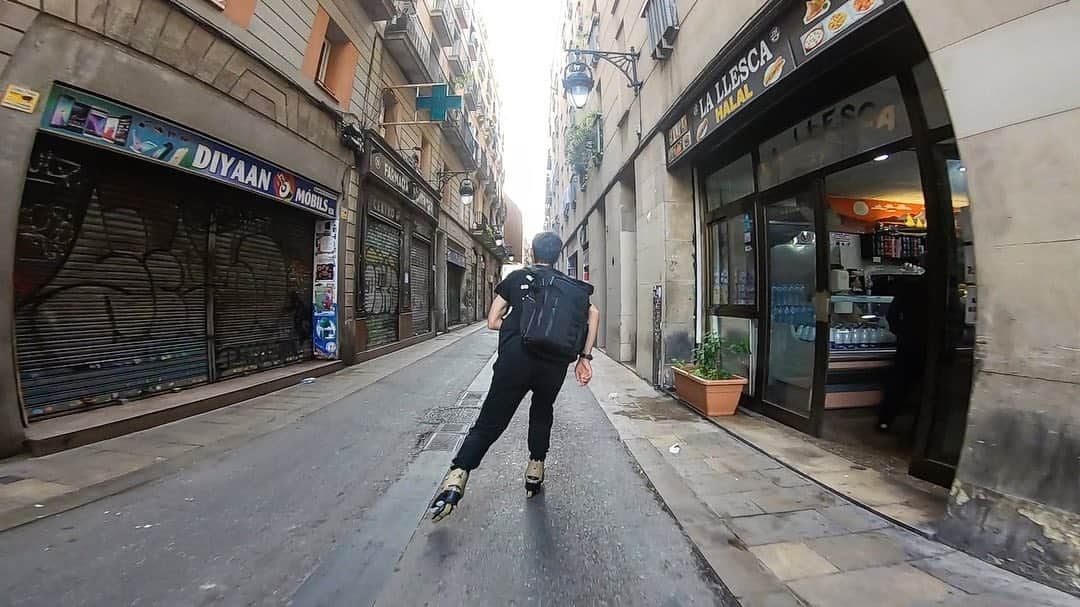 安床武士さんのインスタグラム写真 - (安床武士Instagram)「Barcelona morning skating💯 自転車道が普及してるバルセロナでは街をインラインスケートで滑っている人もよく見かけます。 最高に気持ちいい朝の運動でした👍 @goodskates_inc  @usdskates  @canamonroad_japan  @lzbn_official  @papasu1048  #barcelona #inlineskate #GoProJP #goprohero7 #バルセロナ #朝活 #インラインスケート #安床武士 #takeshiyasutoko #LZBN #歩いてる時とは違う街の見え方」7月6日 17時43分 - takeshiyasutoko