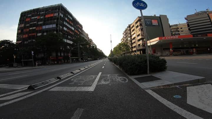 安床武士のインスタグラム：「Barcelona morning skating💯 自転車道が普及してるバルセロナでは街をインラインスケートで滑っている人もよく見かけます。 最高に気持ちいい朝の運動でした👍 @goodskates_inc  @usdskates  @canamonroad_japan  @lzbn_official  @papasu1048  #barcelona #inlineskate #GoProJP #goprohero7 #バルセロナ #朝活 #インラインスケート #安床武士 #takeshiyasutoko #LZBN #歩いてる時とは違う街の見え方」