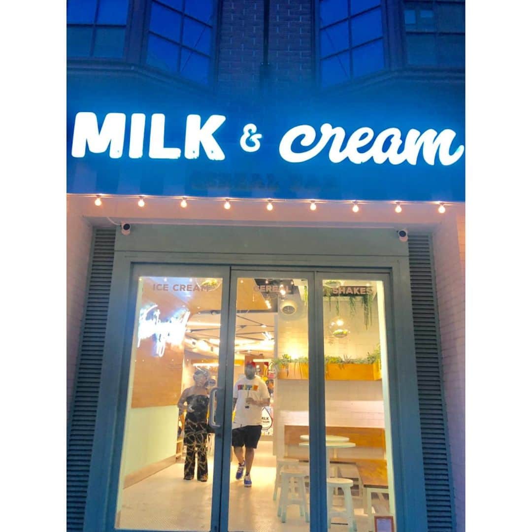 山田優依さんのインスタグラム写真 - (山田優依Instagram)「Milk & cream🍦❤️ . チャイナタウンの真ん中に、突然1店舗だけかわいい お店があって混み合ってるアイスクリーム屋さん . ソフトとトッピング、コーンを選んでもりもりに のせてくれるからお腹一杯になって夜ご飯になりました . #America #newyork #milkandcreamcerealbar」7月6日 17時49分 - yui_gourmetwalker