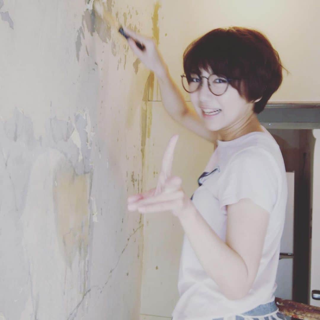 Julie Wataiさんのインスタグラム写真 - (Julie WataiInstagram)「壁紙を剥がしたらいい感じのコンクリート壁が出現！どうしよう…塗料塗るのもいいけど活かしたい気持ちも。ヒビ割れてるけど個人的には好きなんだよね、うーん。」7月6日 17時53分 - juliewatai