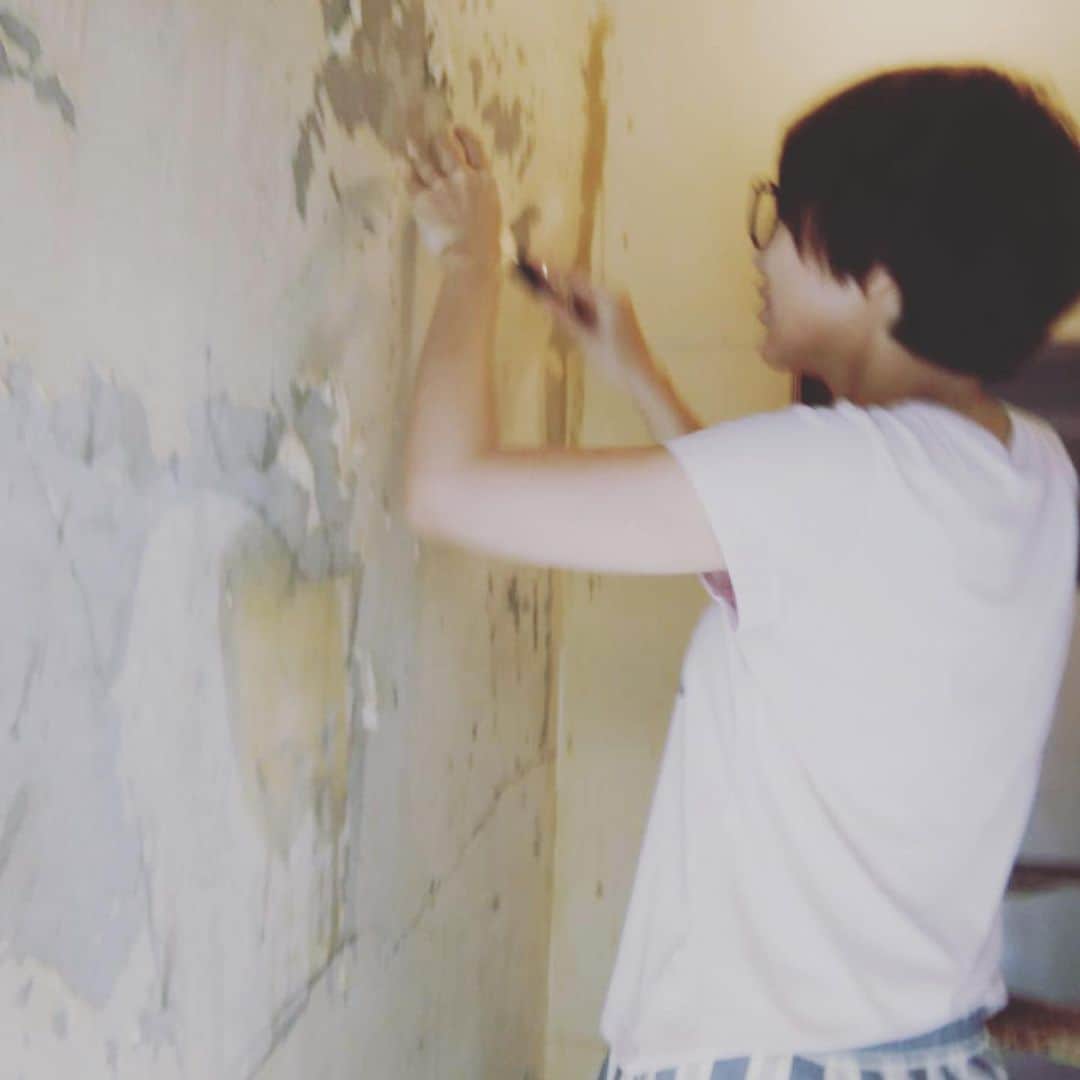 Julie Wataiさんのインスタグラム写真 - (Julie WataiInstagram)「壁紙を剥がしたらいい感じのコンクリート壁が出現！どうしよう…塗料塗るのもいいけど活かしたい気持ちも。ヒビ割れてるけど個人的には好きなんだよね、うーん。」7月6日 17時53分 - juliewatai