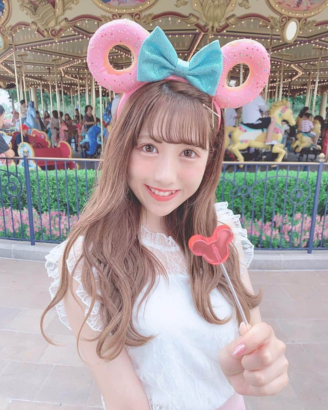 田口未彩さんのインスタグラム写真 - (田口未彩Instagram)「❤︎ . . ドーナツの耳とミッキーキャンディ🍭 かわいすぎる❤︎ . . #上海ディズニー #上海ディズニーランド #ディズニーシー #duffyandfriends #ドーナツ #カチューシャ #duffy #上海 #上海旅行 #ウェーブヘア #オレンジメイク #シェリーメイ #ダッフィー #ダフメイ #シースルー前髪 #シースルーバング #ヘアアレンジ #ディズニーランド #ディズニー #ディズニーリゾート」7月6日 17時55分 - miiro_taguchi