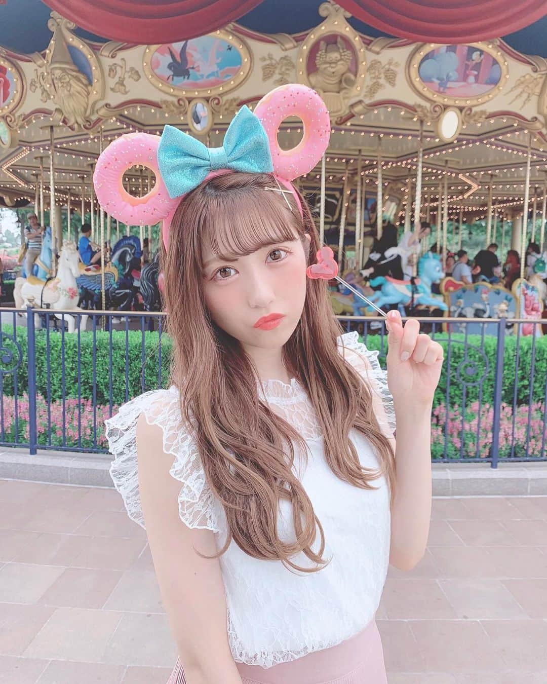 田口未彩さんのインスタグラム写真 - (田口未彩Instagram)「❤︎ . . ドーナツの耳とミッキーキャンディ🍭 かわいすぎる❤︎ . . #上海ディズニー #上海ディズニーランド #ディズニーシー #duffyandfriends #ドーナツ #カチューシャ #duffy #上海 #上海旅行 #ウェーブヘア #オレンジメイク #シェリーメイ #ダッフィー #ダフメイ #シースルー前髪 #シースルーバング #ヘアアレンジ #ディズニーランド #ディズニー #ディズニーリゾート」7月6日 17時55分 - miiro_taguchi