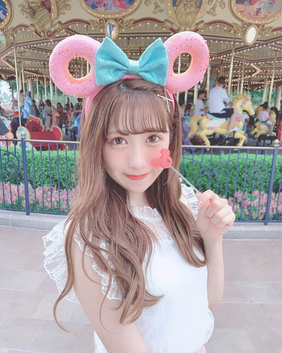 田口未彩さんのインスタグラム写真 - (田口未彩Instagram)「❤︎ . . ドーナツの耳とミッキーキャンディ🍭 かわいすぎる❤︎ . . #上海ディズニー #上海ディズニーランド #ディズニーシー #duffyandfriends #ドーナツ #カチューシャ #duffy #上海 #上海旅行 #ウェーブヘア #オレンジメイク #シェリーメイ #ダッフィー #ダフメイ #シースルー前髪 #シースルーバング #ヘアアレンジ #ディズニーランド #ディズニー #ディズニーリゾート」7月6日 17時55分 - miiro_taguchi