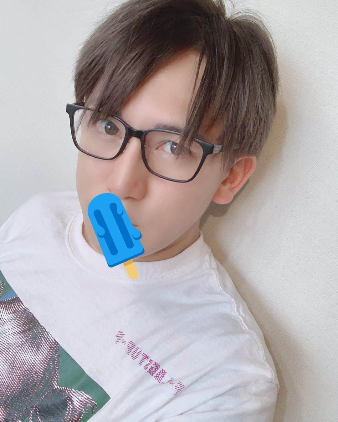 カブキンのインスタグラム：「ゴリラクリニックで 5回目のV男O脱毛かましてきました。 (V男Oとはビキニライン、男性器、肛門周りのことである)  もうだいぶ薄いけど、 ちょろちょろ生えてくるやつを 根絶やしにしてます。  薄いがゆえ、 照射パワーはMAXですが、 笑気麻酔でノーダメージ。  We are GORILLA CLINIC!! @gorilla.clinic」