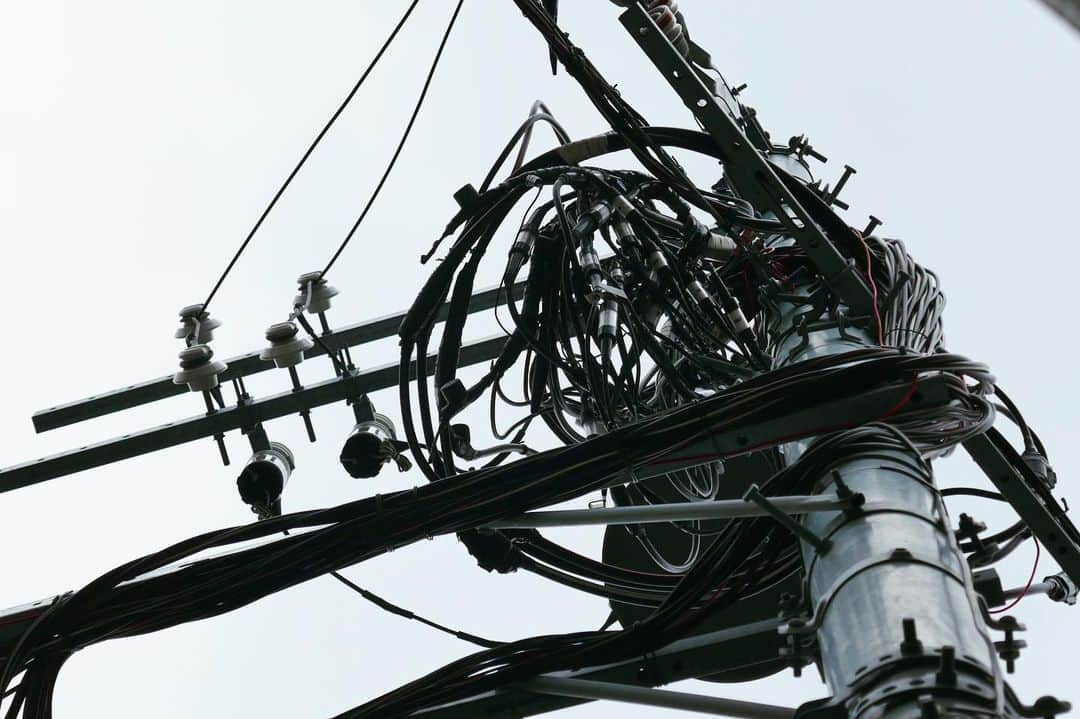 石山蓮華のインスタグラム：「#いい電線 #電線 #electriccable #electricwire #electricalwires #電柱」