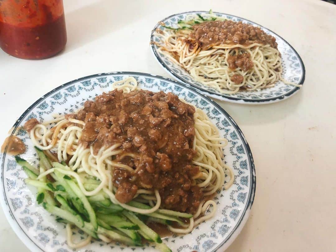 野尻美穂のインスタグラム：「B級グルメ最高😚😚😚💕 ① 戴記福建涼面 肉醤麺 辛いのと辛くないのがあって私は辛くない方。日本の麺より軽くて見た目以上にさっぱりしてる🤔 ② 又一村水餃‧面食 ここの水餃子美味しすぎて感動🥺💕韮と海老のミックスがおススメ🥟 一緒に酸辣湯も頼んでそれも正解👍乾麺はきしめんみたいな感じで味も薄味だったけど、罪悪感なく食べれて良きでした。←え 台湾て濃い味イメージだけど全然そーじゃないのね🙆‍♀️ ③ 日新現做早餐店 前回来た時にも違うお店で食べたこのこ。名前なんて言うのか未だわからないんだけどとにかく好き。 #台北グルメ #餃子大好き」