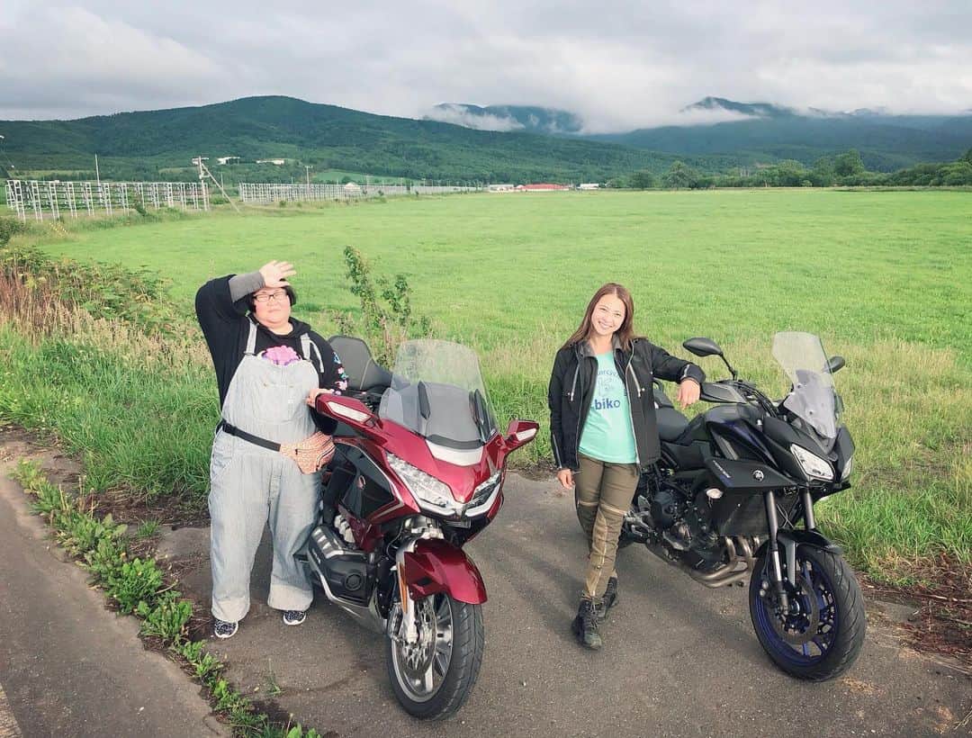 古澤恵さんのインスタグラム写真 - (古澤恵Instagram)「北海道はでっかいどー！！ ということで、バイク番組の撮影でメイプル超合金 "安藤なつ"さんと北海道ツーリング😆 見たこともない絶景や奇跡の遭遇やハプニング盛りだくさん！！ もう、どえらいことになっております！笑 バイクは HONDA ゴールドウィング YAMAHA トレーサー900 バイクもでっかいどー！！ BS11 モトライズ8月放送をお楽しみに★ (写真は場所バレしないものをチョイス。でも詳しい人は分かるのかな？) . . #BS11 #大人のバイク時間 #MOTORISE #モトライズ #毎週土曜日21時半放送 #バイク女子会 #biko #安藤なつ さん #北海道ツーリング #HONDA #GoldWingTour #YAMAHA #TRACER900」7月6日 18時05分 - gugu1202