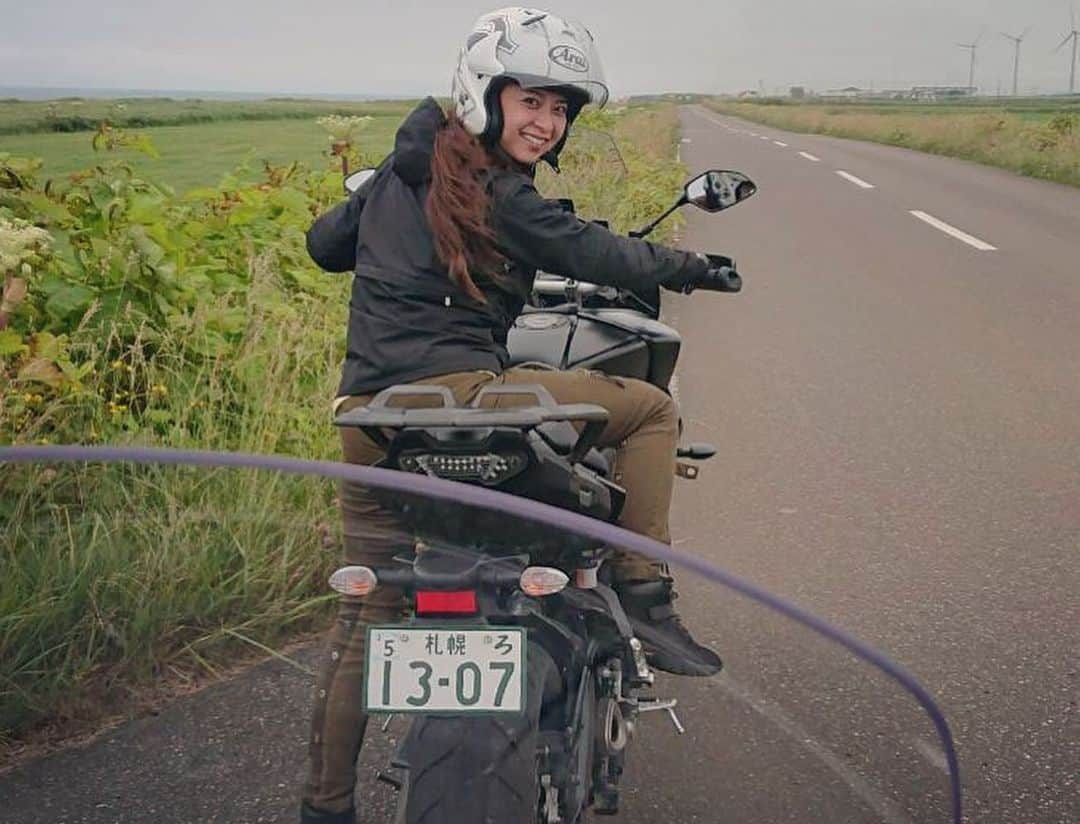 古澤恵さんのインスタグラム写真 - (古澤恵Instagram)「北海道はでっかいどー！！ ということで、バイク番組の撮影でメイプル超合金 "安藤なつ"さんと北海道ツーリング😆 見たこともない絶景や奇跡の遭遇やハプニング盛りだくさん！！ もう、どえらいことになっております！笑 バイクは HONDA ゴールドウィング YAMAHA トレーサー900 バイクもでっかいどー！！ BS11 モトライズ8月放送をお楽しみに★ (写真は場所バレしないものをチョイス。でも詳しい人は分かるのかな？) . . #BS11 #大人のバイク時間 #MOTORISE #モトライズ #毎週土曜日21時半放送 #バイク女子会 #biko #安藤なつ さん #北海道ツーリング #HONDA #GoldWingTour #YAMAHA #TRACER900」7月6日 18時05分 - gugu1202