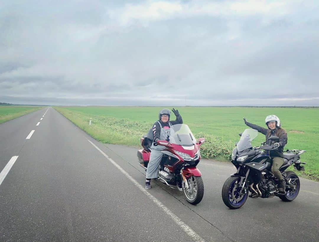 古澤恵さんのインスタグラム写真 - (古澤恵Instagram)「北海道はでっかいどー！！ ということで、バイク番組の撮影でメイプル超合金 "安藤なつ"さんと北海道ツーリング😆 見たこともない絶景や奇跡の遭遇やハプニング盛りだくさん！！ もう、どえらいことになっております！笑 バイクは HONDA ゴールドウィング YAMAHA トレーサー900 バイクもでっかいどー！！ BS11 モトライズ8月放送をお楽しみに★ (写真は場所バレしないものをチョイス。でも詳しい人は分かるのかな？) . . #BS11 #大人のバイク時間 #MOTORISE #モトライズ #毎週土曜日21時半放送 #バイク女子会 #biko #安藤なつ さん #北海道ツーリング #HONDA #GoldWingTour #YAMAHA #TRACER900」7月6日 18時05分 - gugu1202