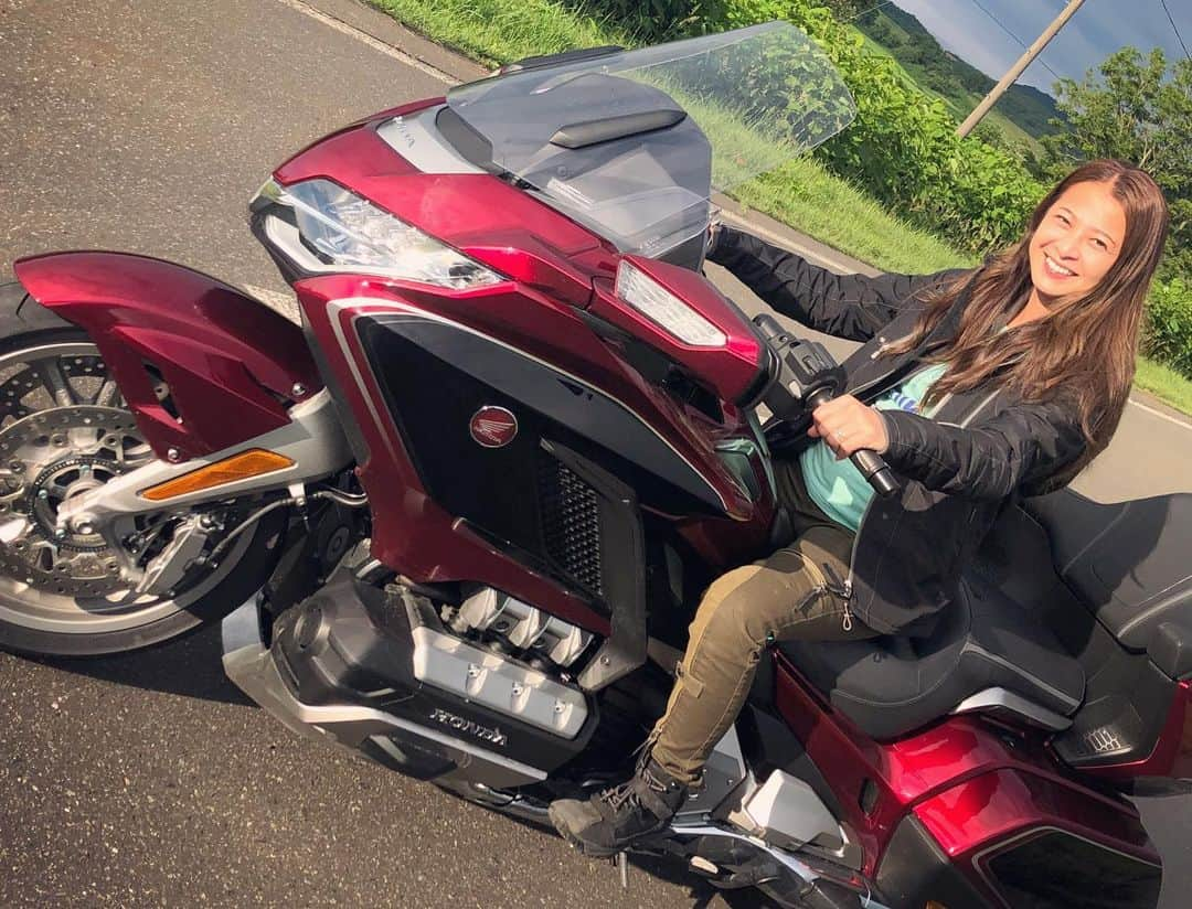 古澤恵さんのインスタグラム写真 - (古澤恵Instagram)「北海道はでっかいどー！！ ということで、バイク番組の撮影でメイプル超合金 "安藤なつ"さんと北海道ツーリング😆 見たこともない絶景や奇跡の遭遇やハプニング盛りだくさん！！ もう、どえらいことになっております！笑 バイクは HONDA ゴールドウィング YAMAHA トレーサー900 バイクもでっかいどー！！ BS11 モトライズ8月放送をお楽しみに★ (写真は場所バレしないものをチョイス。でも詳しい人は分かるのかな？) . . #BS11 #大人のバイク時間 #MOTORISE #モトライズ #毎週土曜日21時半放送 #バイク女子会 #biko #安藤なつ さん #北海道ツーリング #HONDA #GoldWingTour #YAMAHA #TRACER900」7月6日 18時05分 - gugu1202